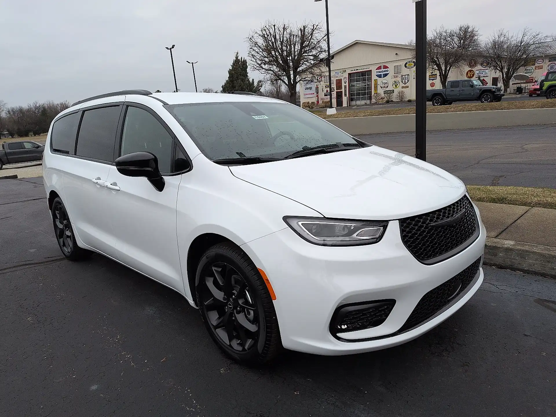 2026 Chrysler Pacifica Select's photo