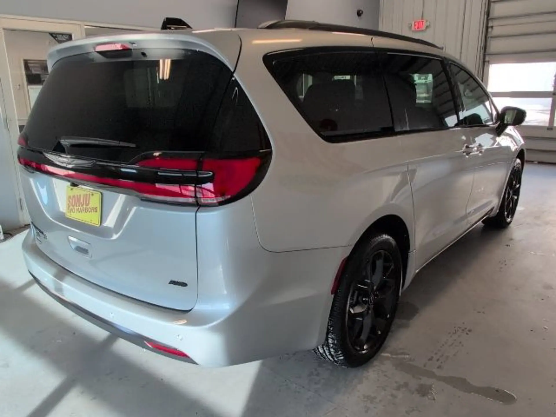 2026 Chrysler Pacifica Select AWD photo 5