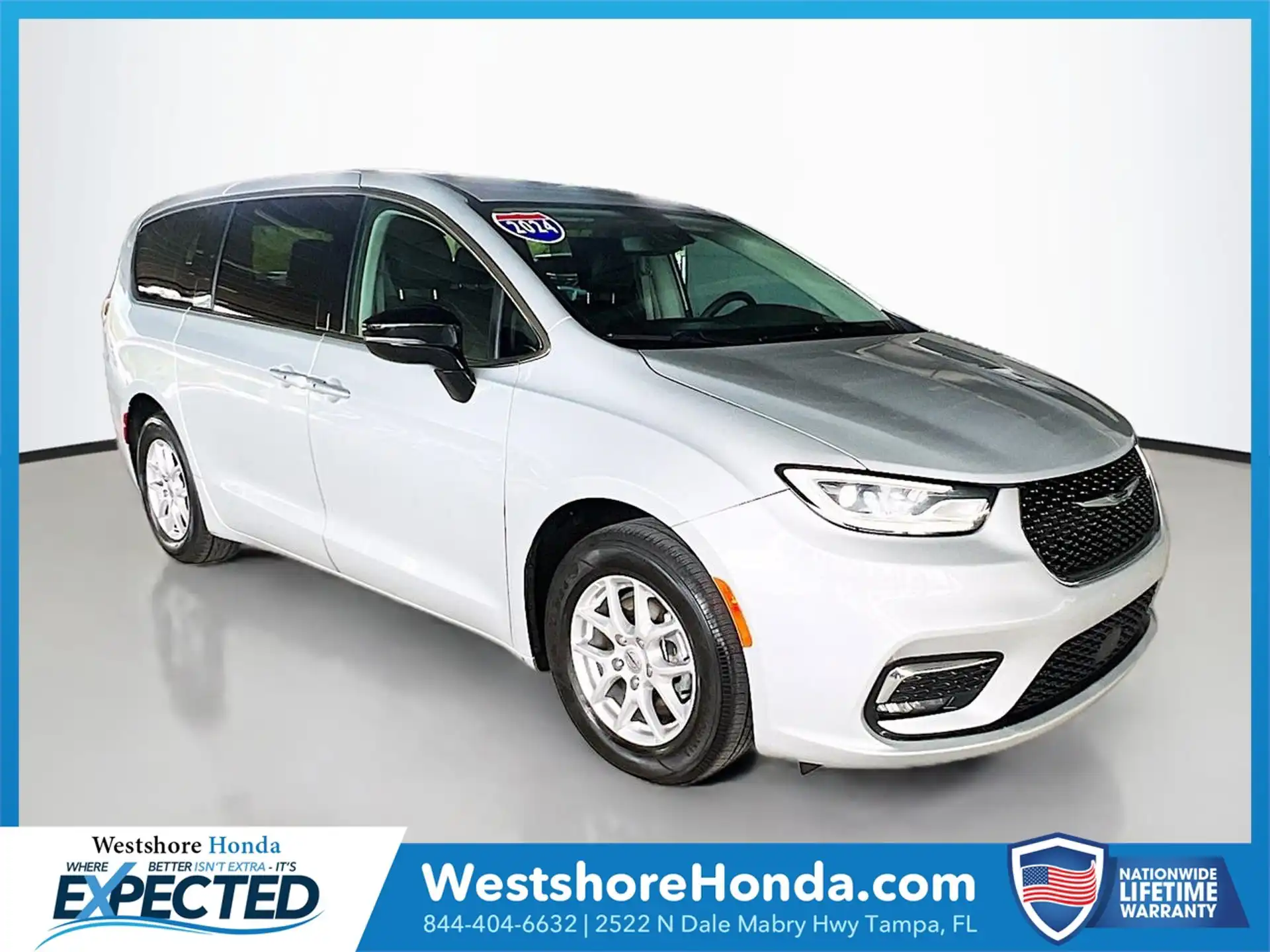 2024 Chrysler Pacifica Touring L's photo