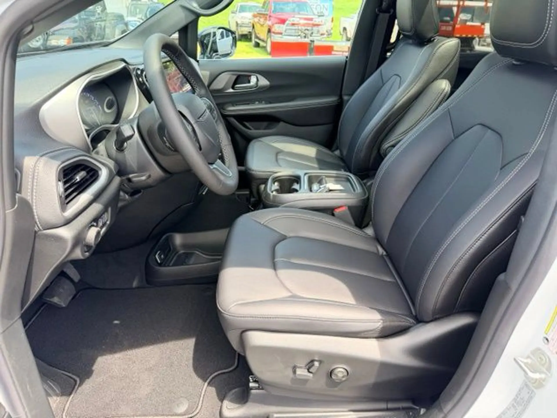2027 Chrysler Pacifica Select AWD photo 5
