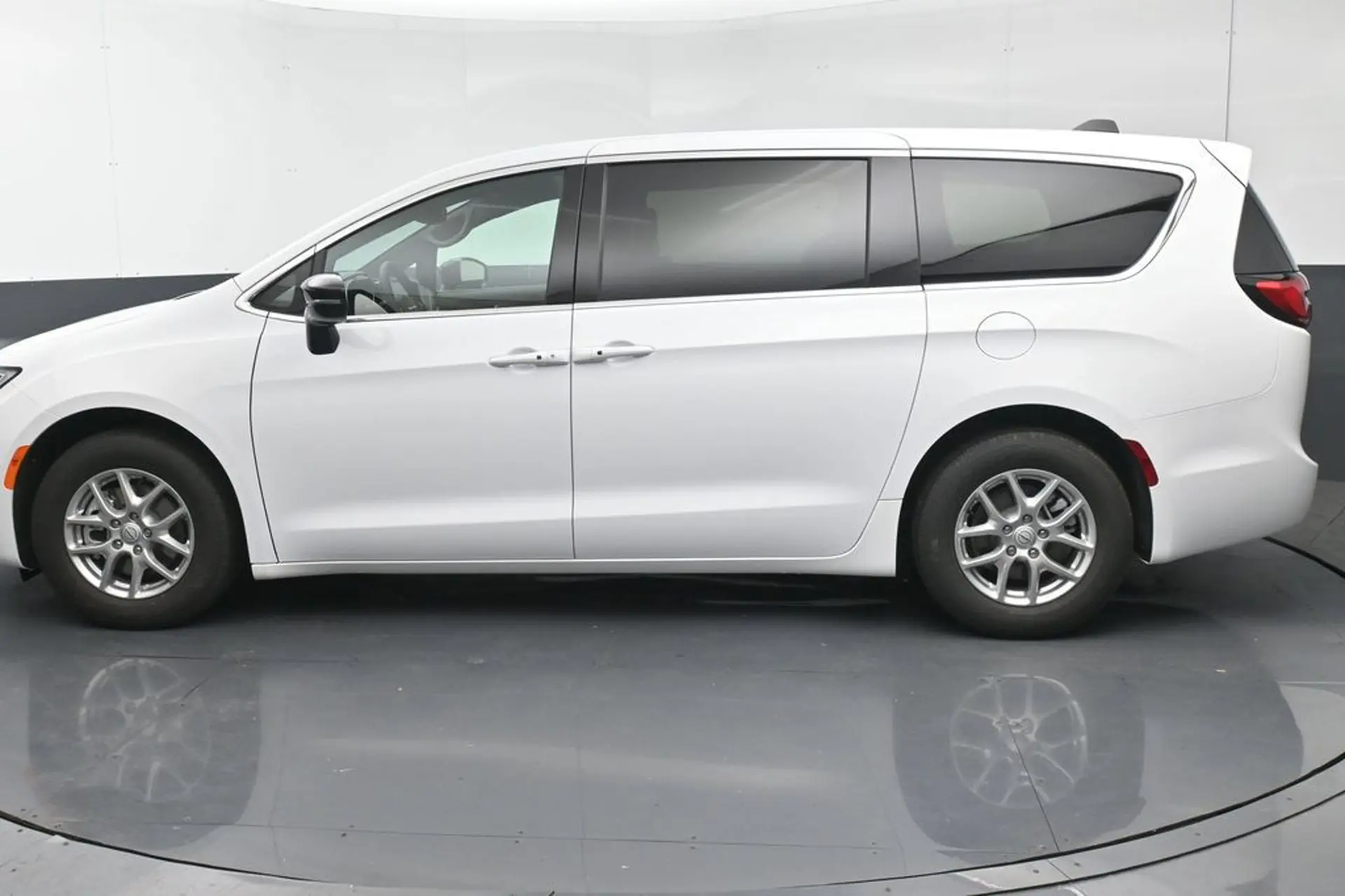 2026 Chrysler Pacifica Select photo 3