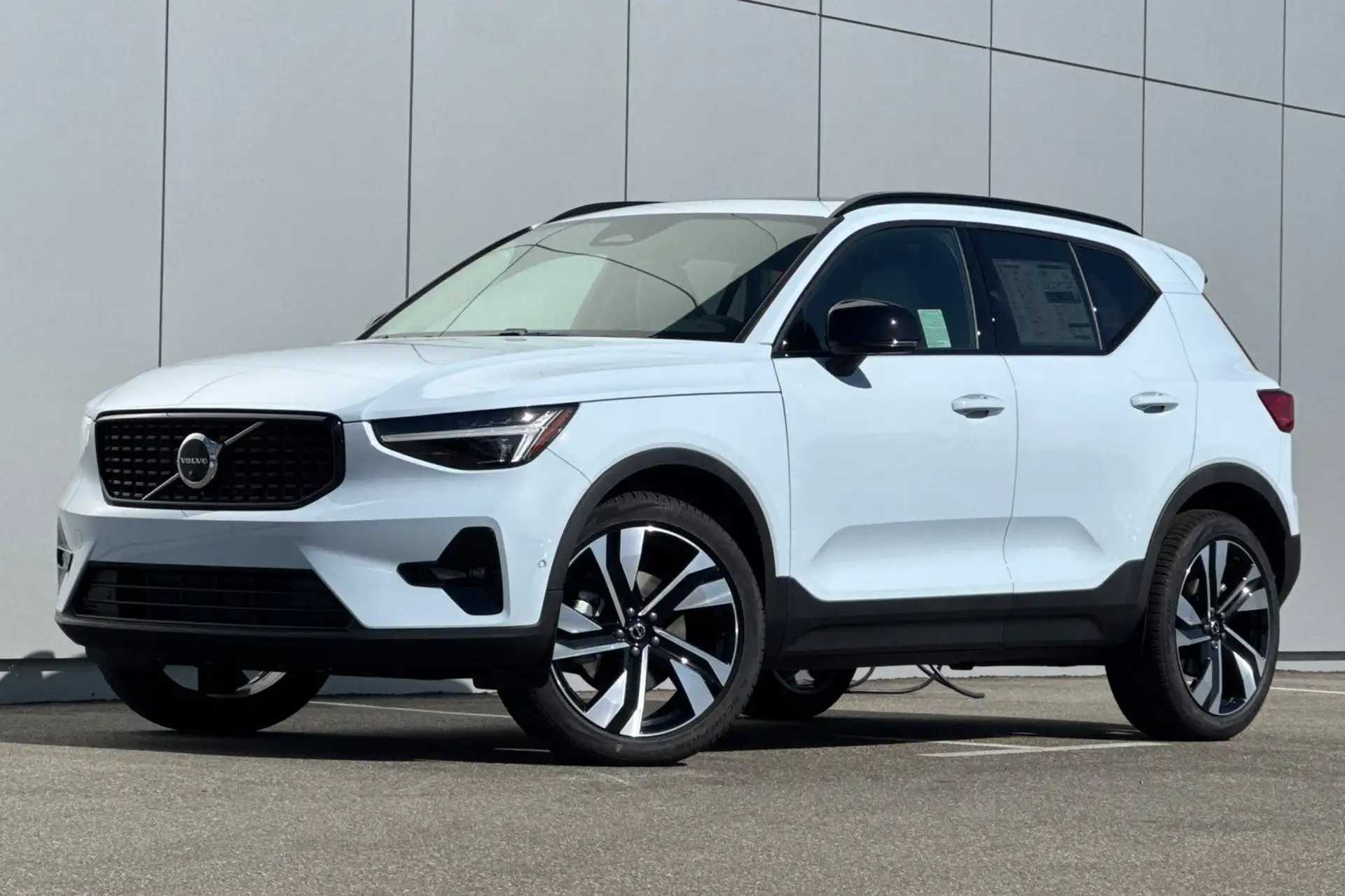 2026 Volvo XC40 B5 Ultra Dark AWD's photo