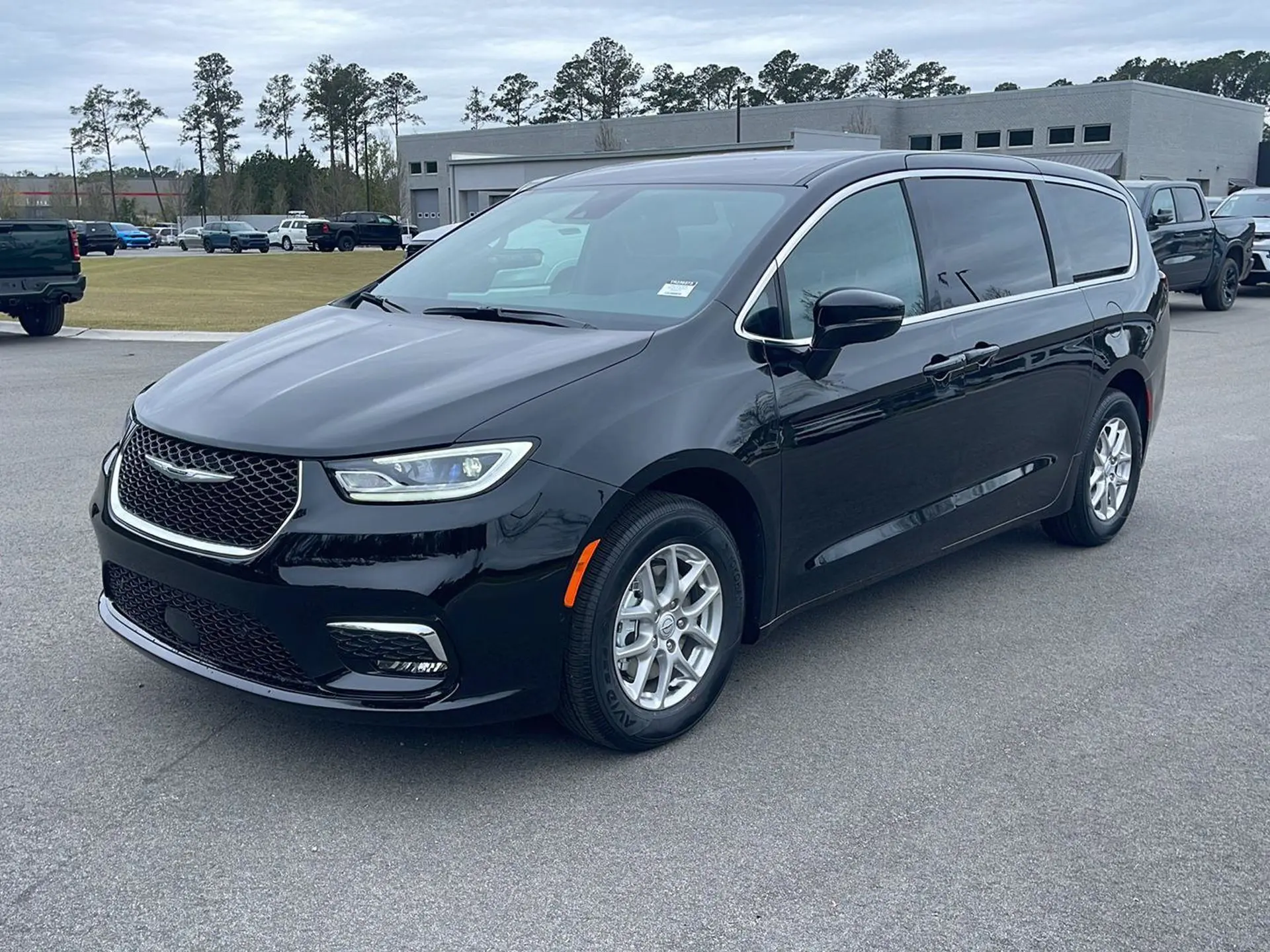 2026 Chrysler Pacifica Select photo 3