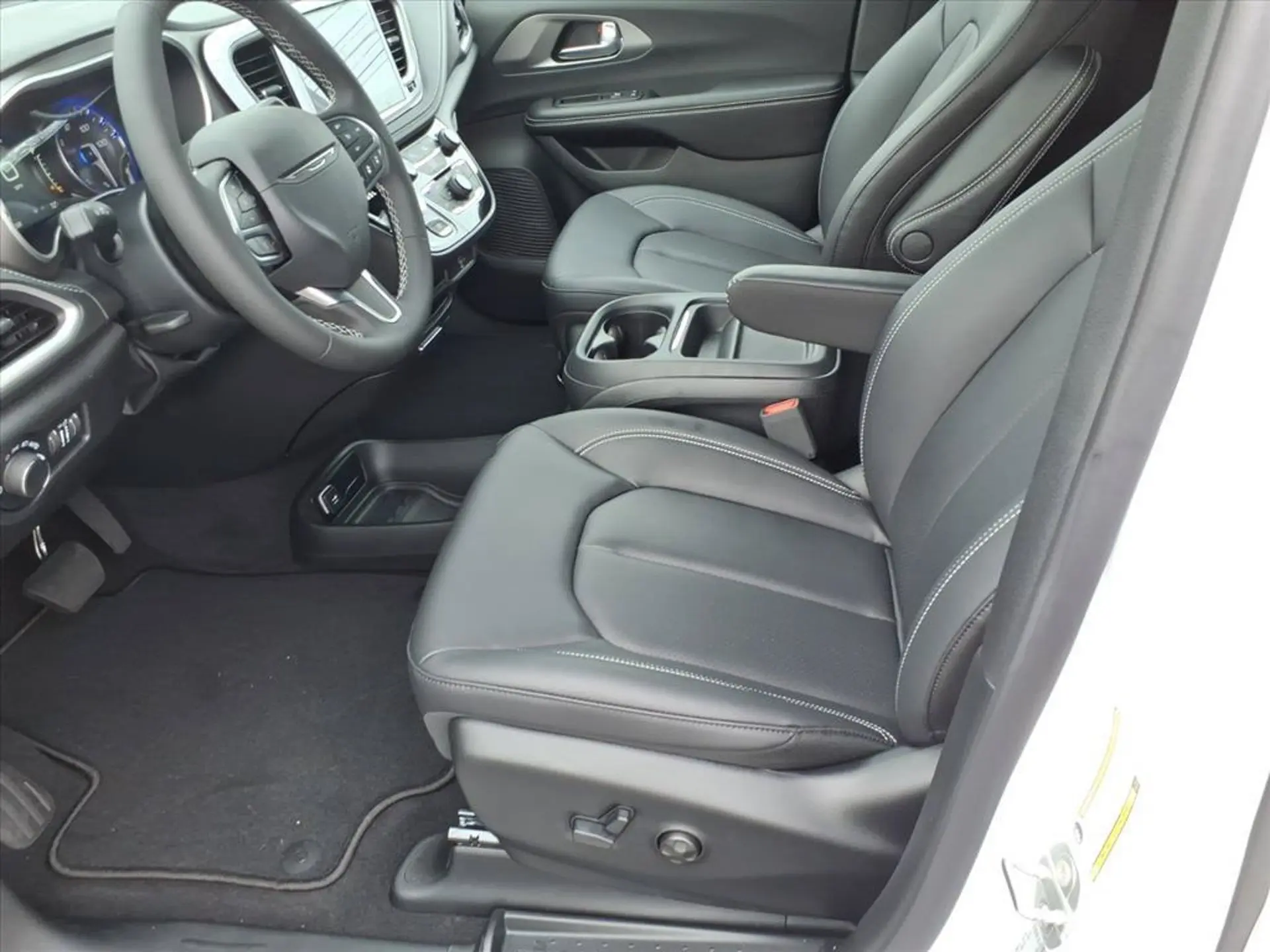 2027 Chrysler Pacifica Select photo 3