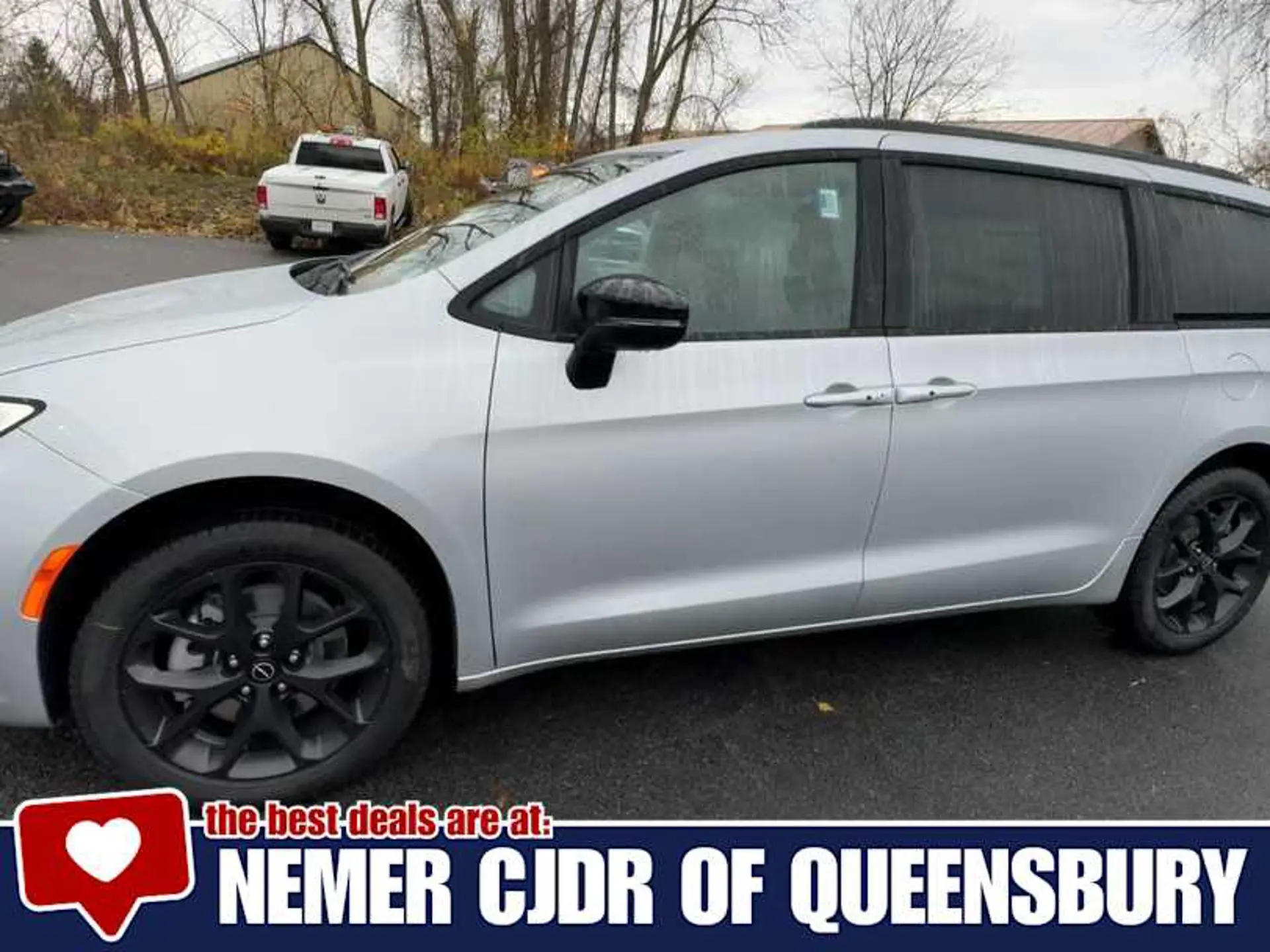 2026 Chrysler Pacifica Select AWD photo 4