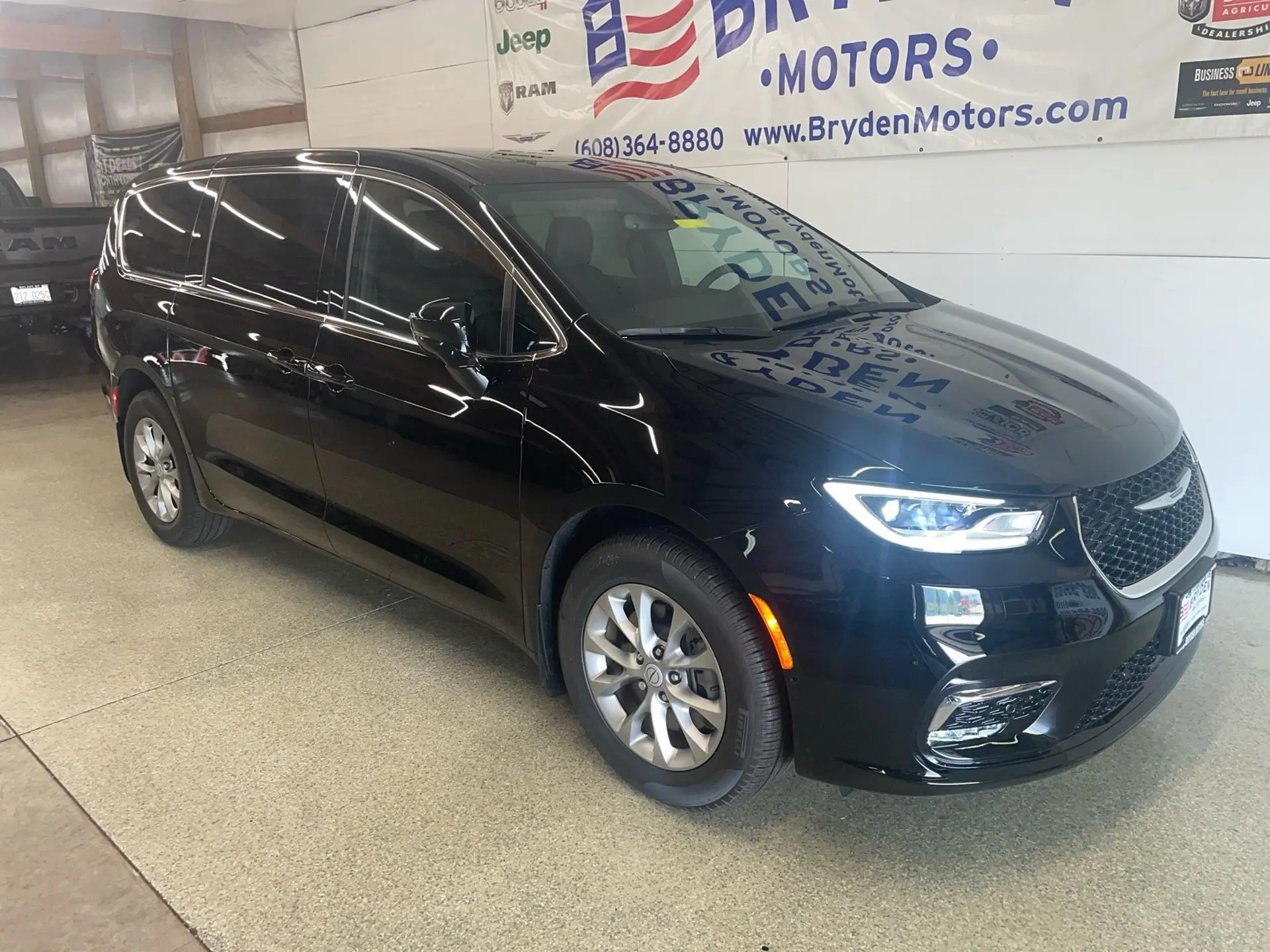 2026 Chrysler Pacifica Select AWD photo 3