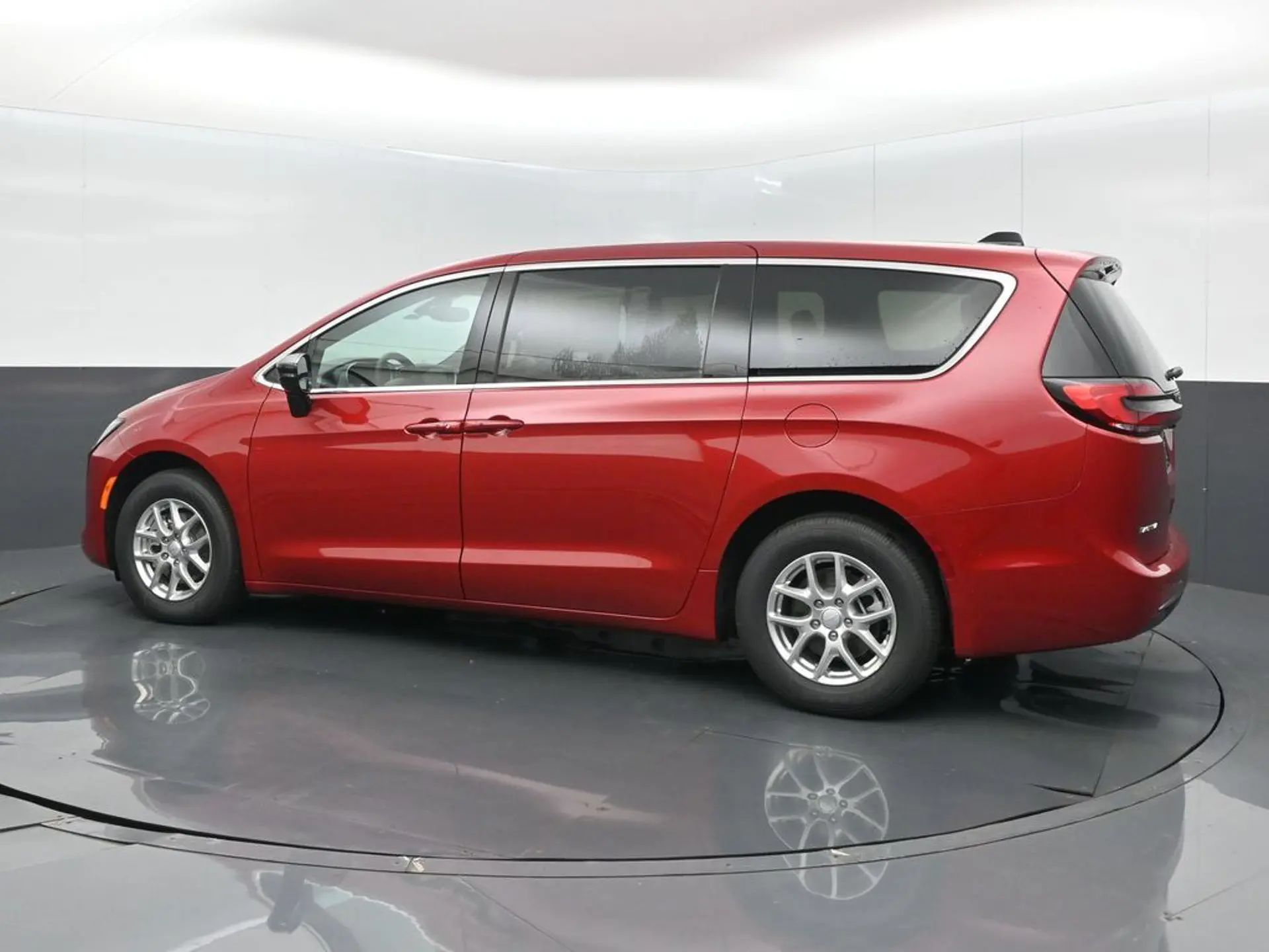 2027 Chrysler Pacifica Select photo 4