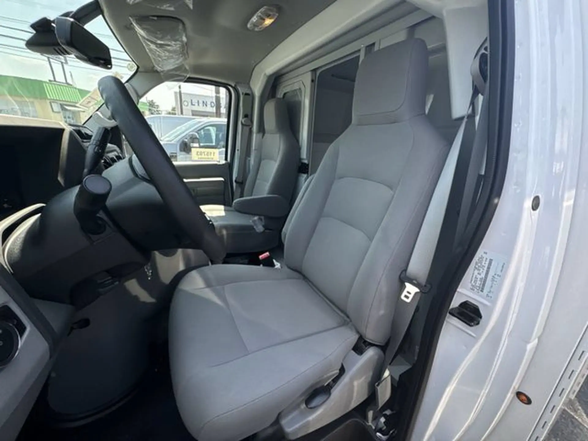 2027 Ford E-Series SRW E-350 Super Duty 138 in WB photo 3