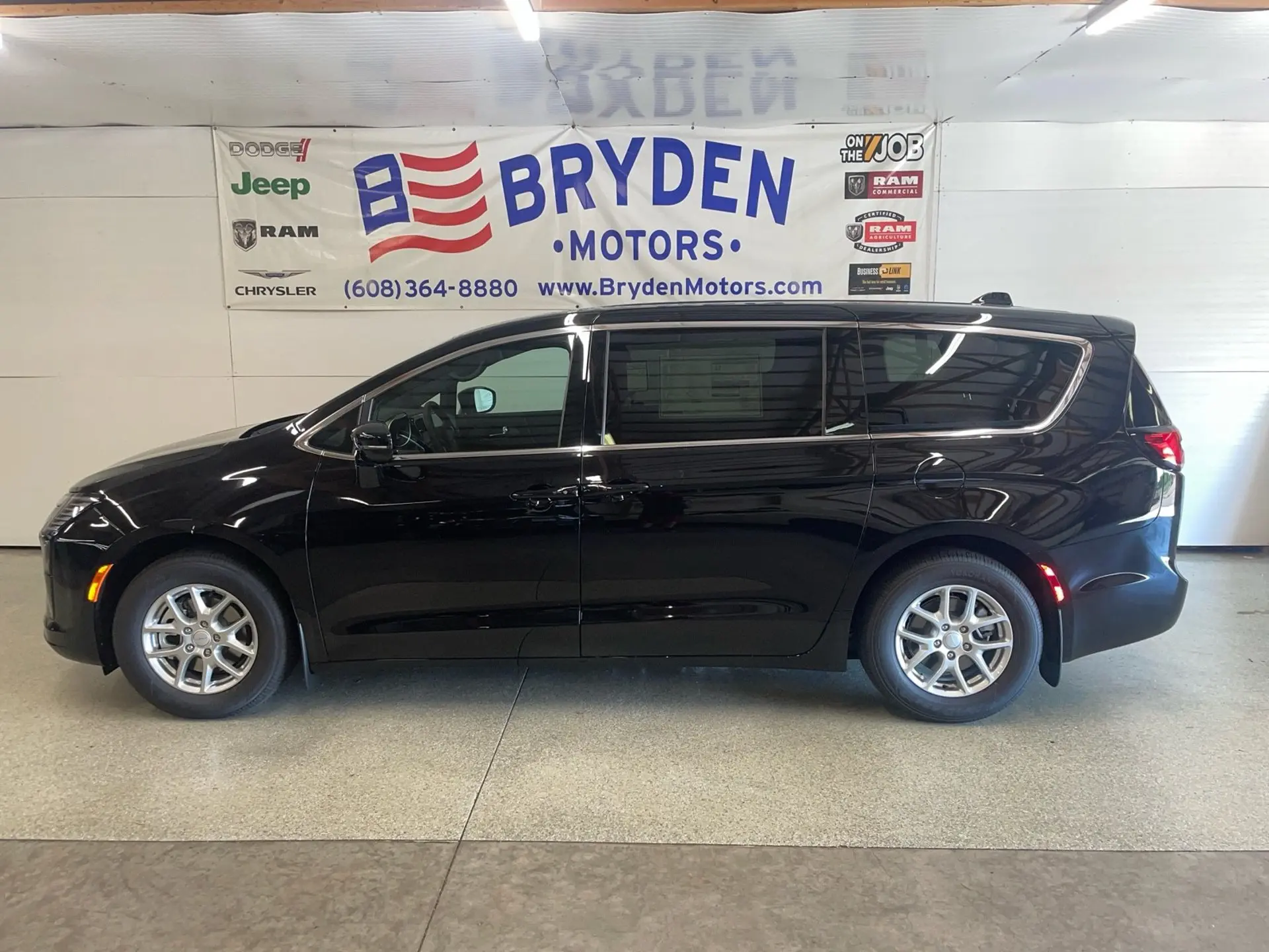 2027 Chrysler Pacifica Select photo 5