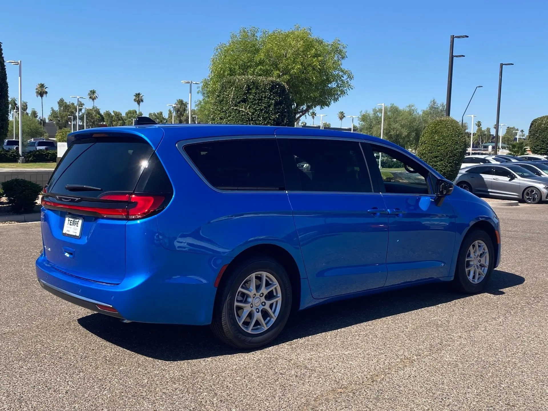 2027 Chrysler Pacifica Select photo 4