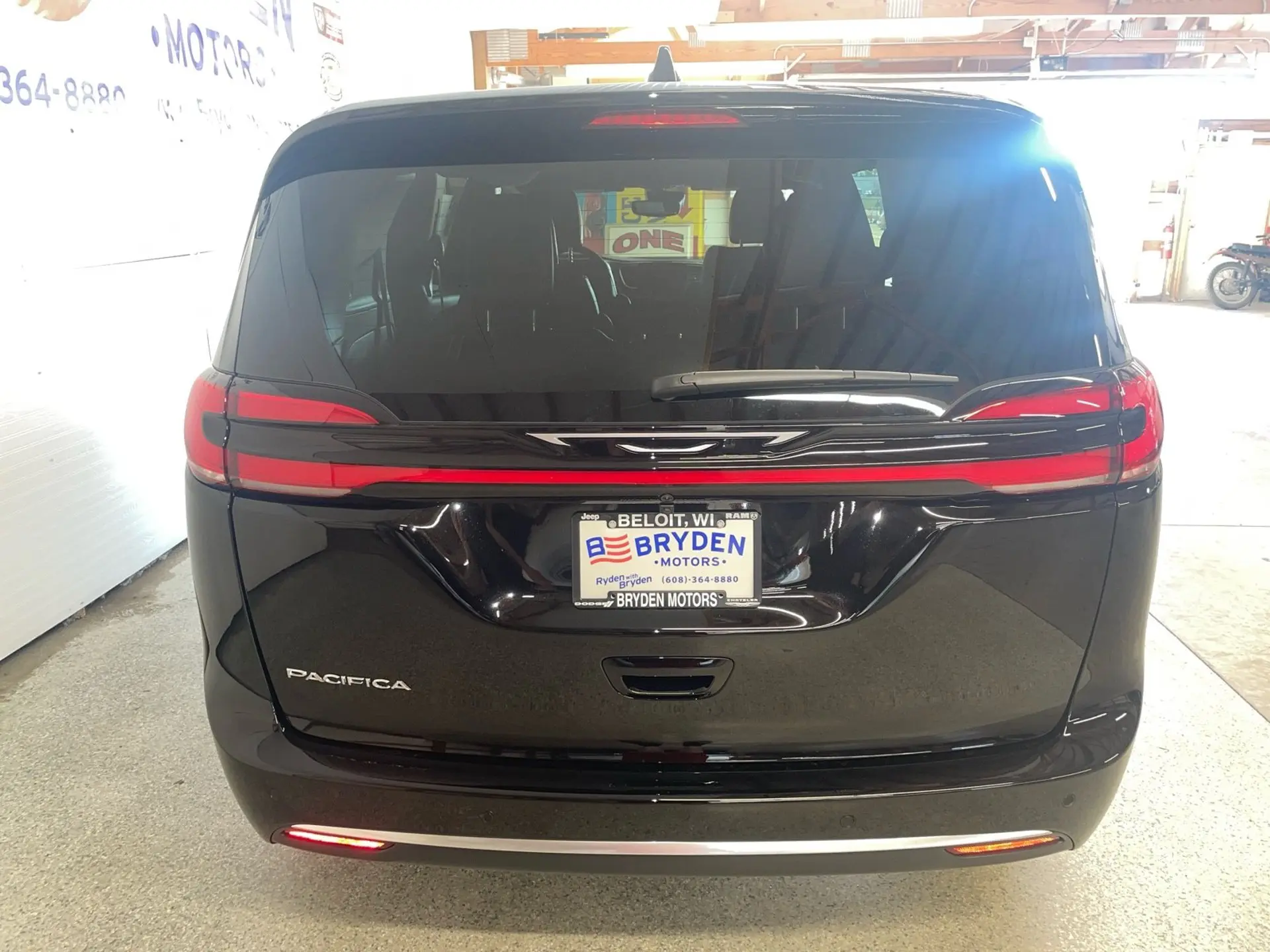 2027 Chrysler Pacifica Select photo 4