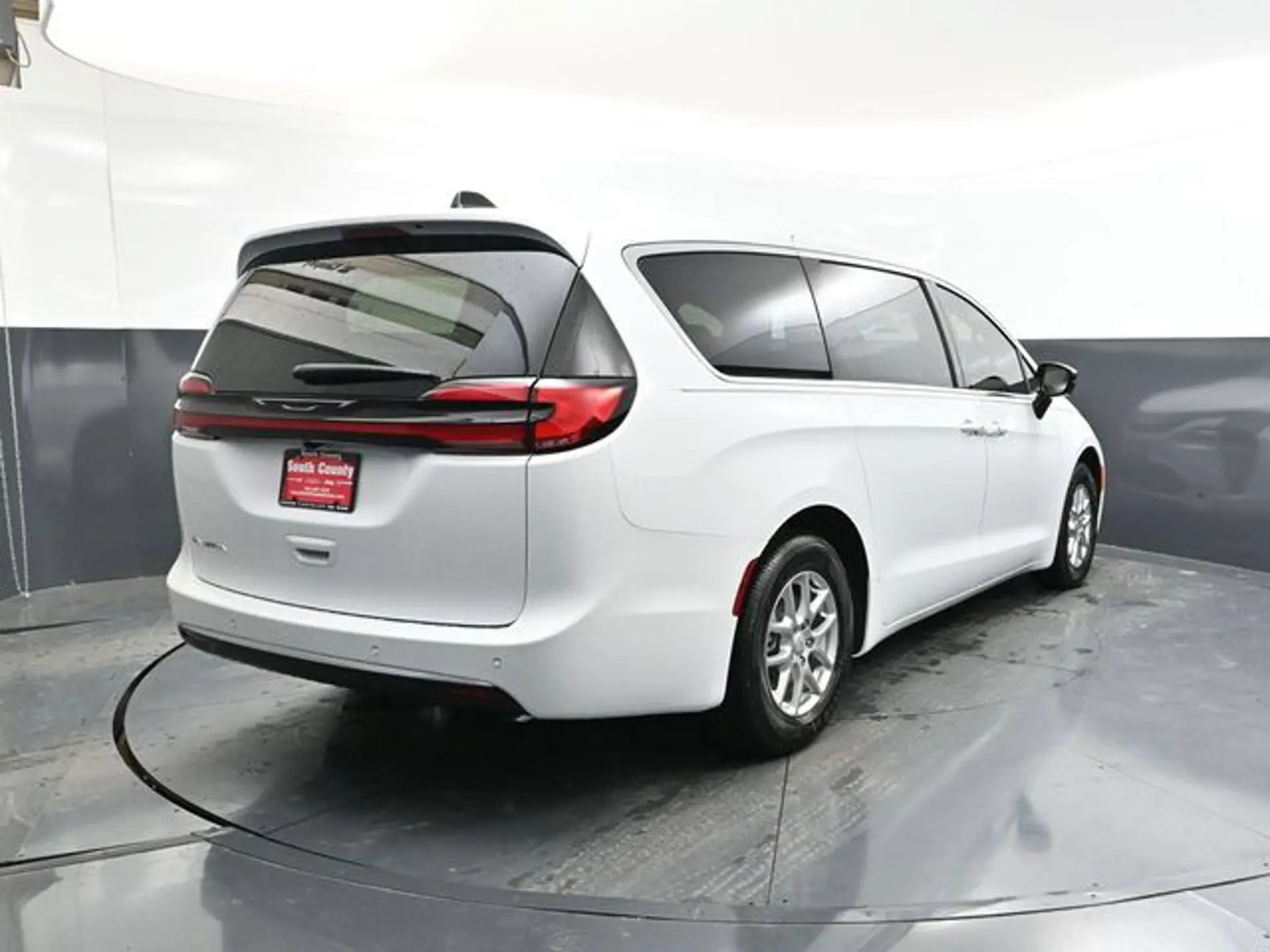 2027 Chrysler Pacifica Select photo 4