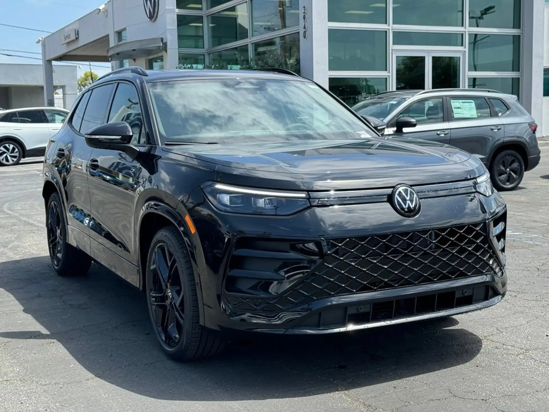 2026 Volkswagen Tiguan 2.0T SE R-Line Black's photo