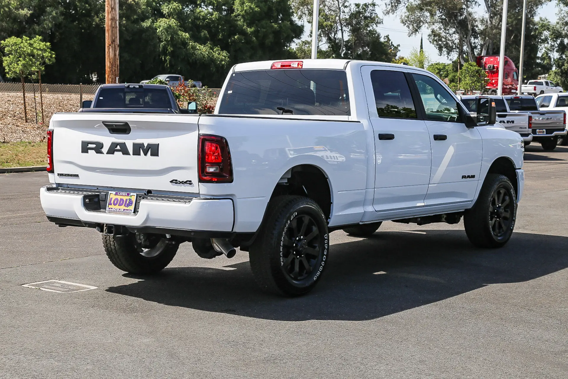 2026 RAM 3500 Big Horn 4X4 Crew Cab SWB photo 4