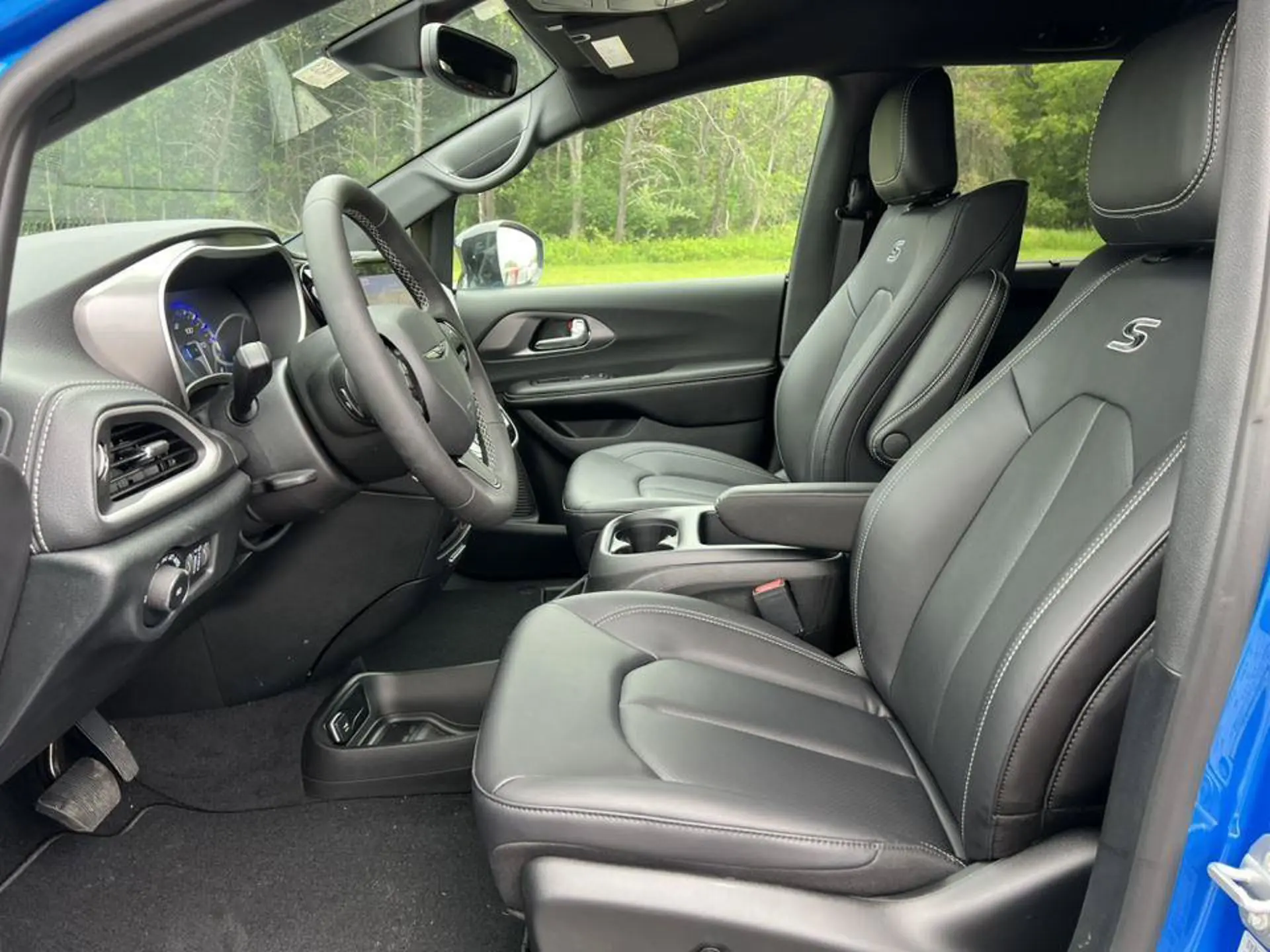 2026 Chrysler Pacifica Select AWD photo 3