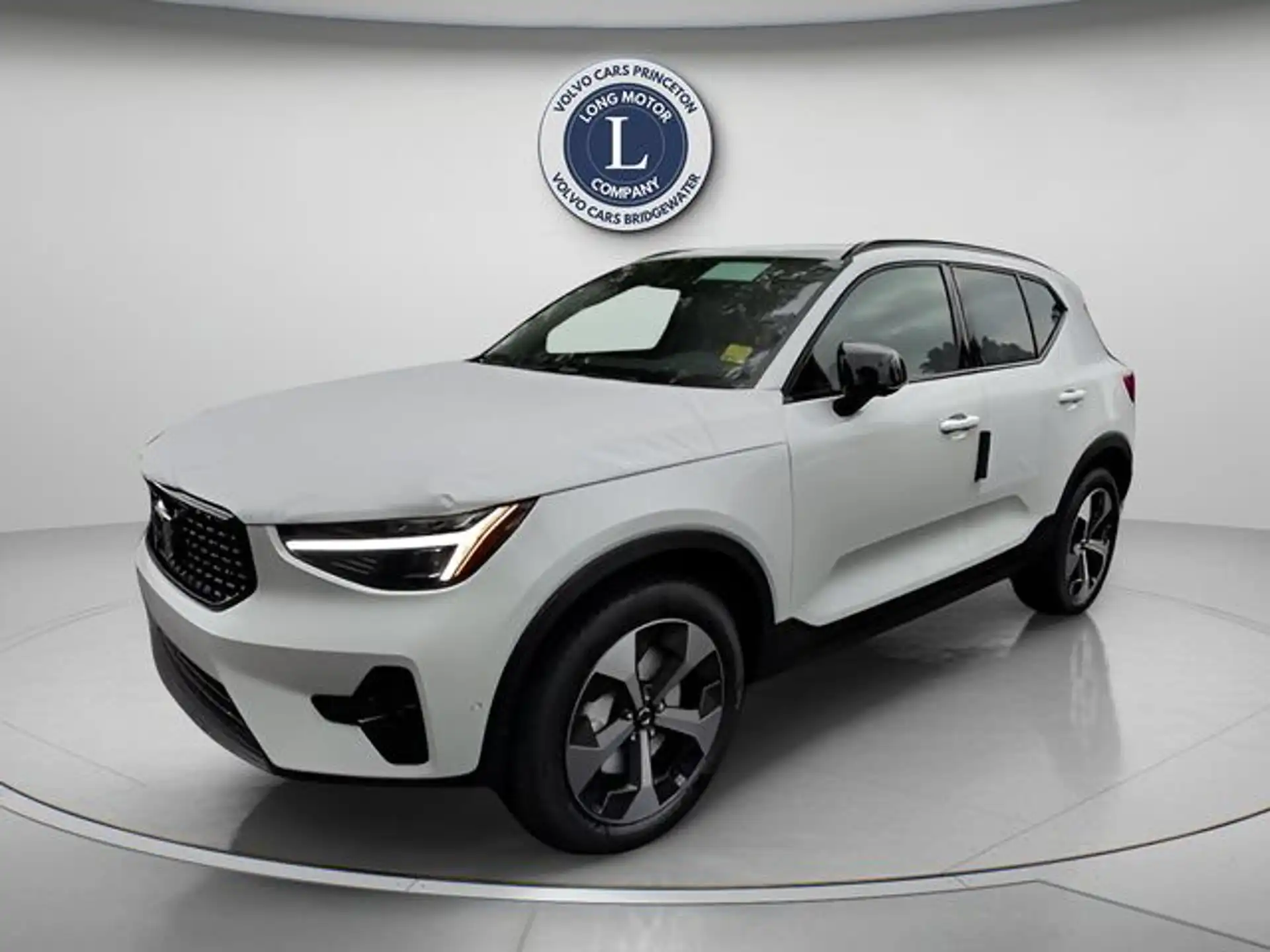 2026 Volvo XC40 B5 Plus Dark AWD's photo