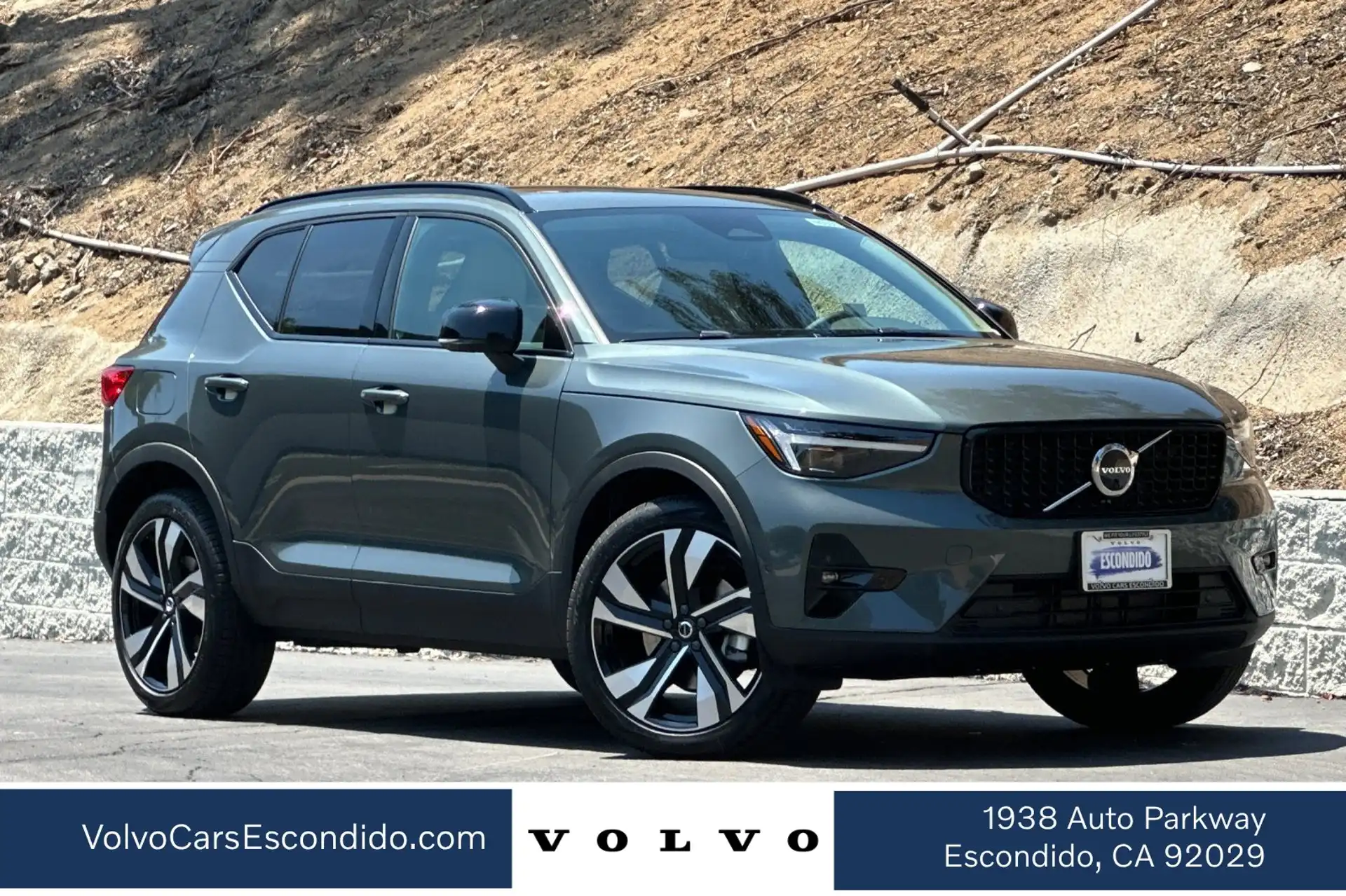 2026 Volvo XC40 B5 Ultra Dark AWD's photo