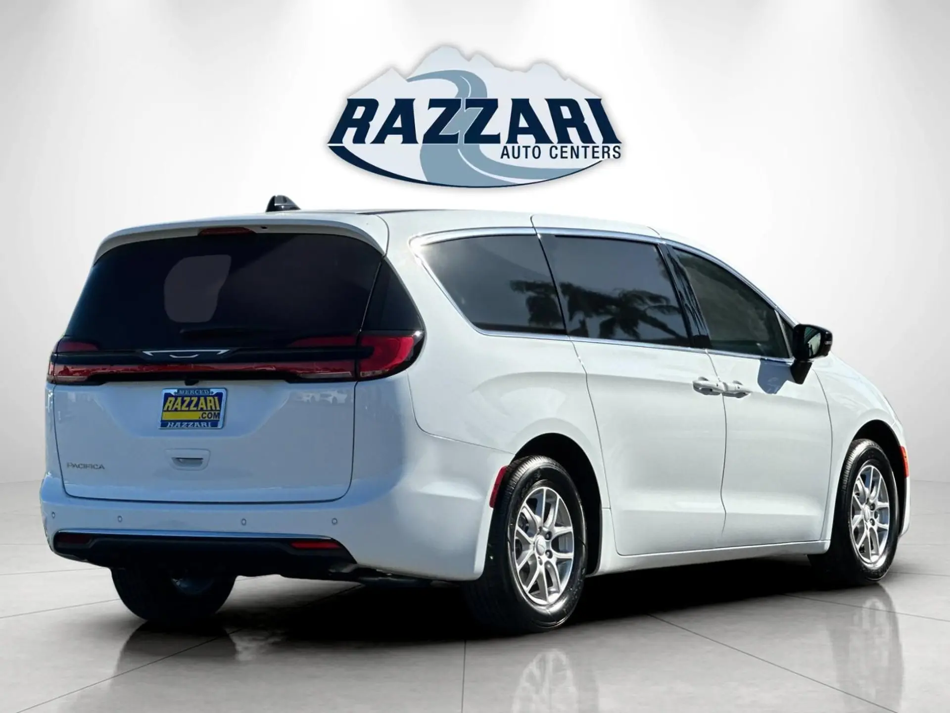 2027 Chrysler Pacifica Select photo 3