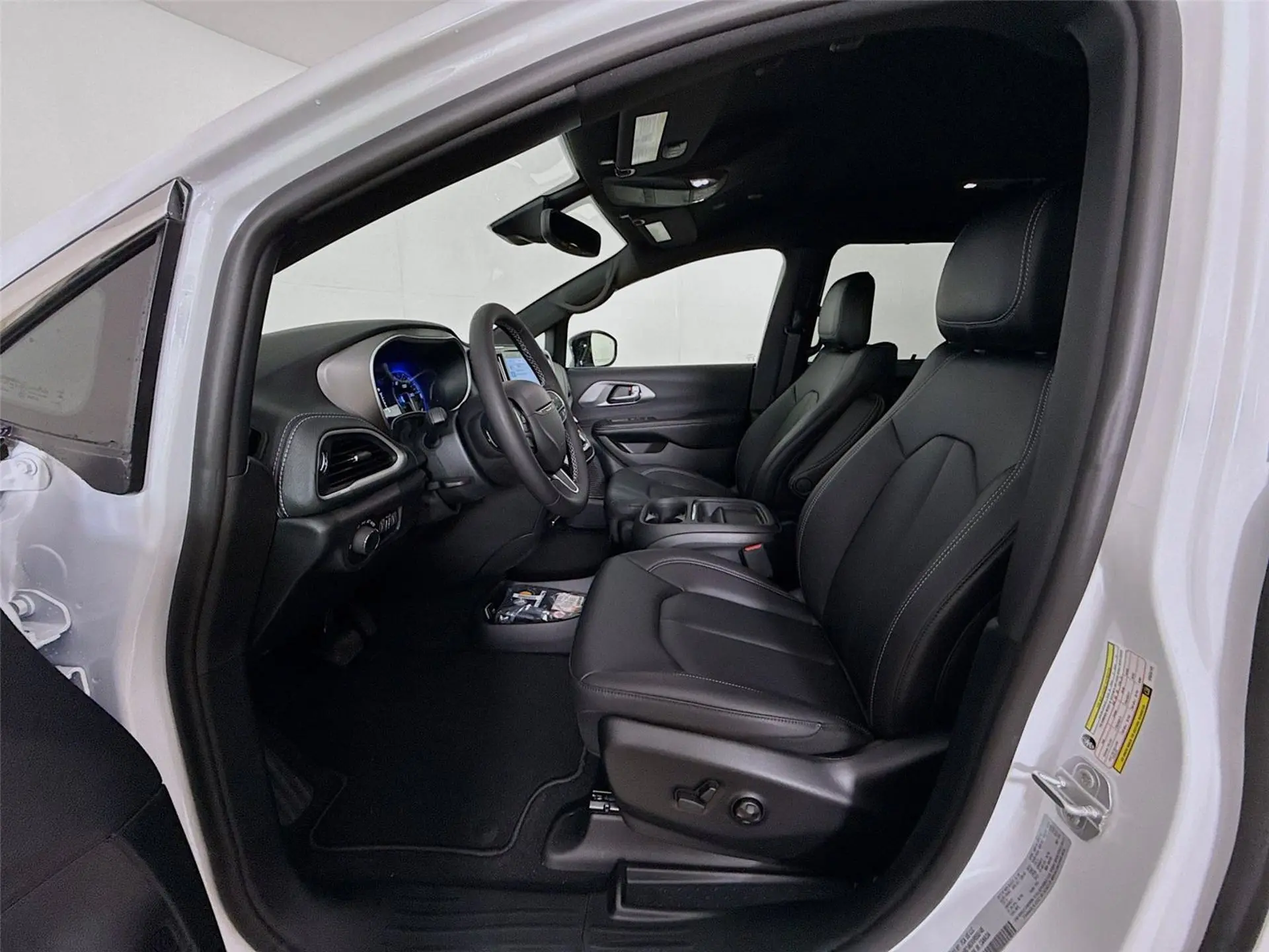 2027 Chrysler Pacifica Select photo 5