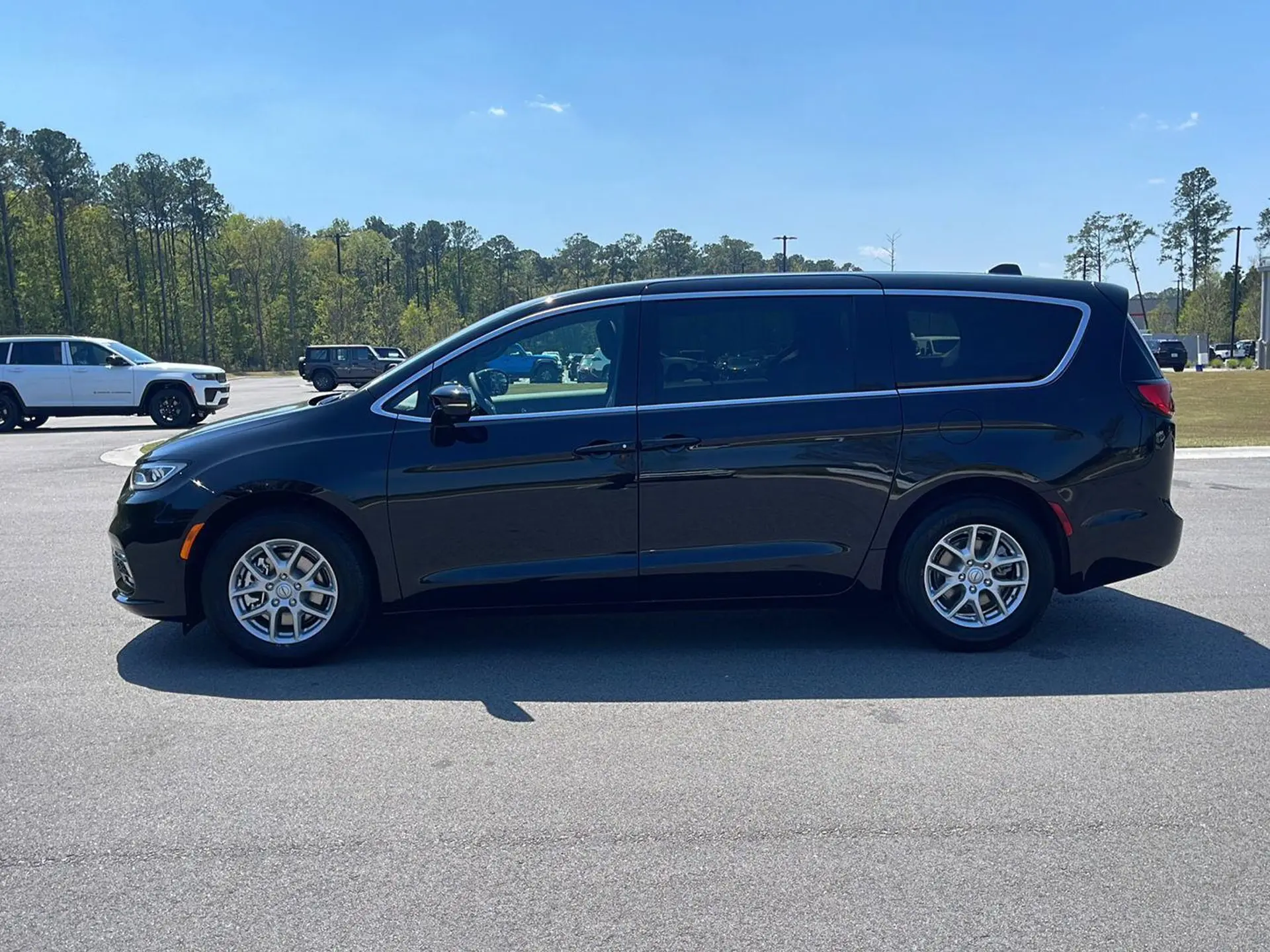 2026 Chrysler Pacifica Select photo 4