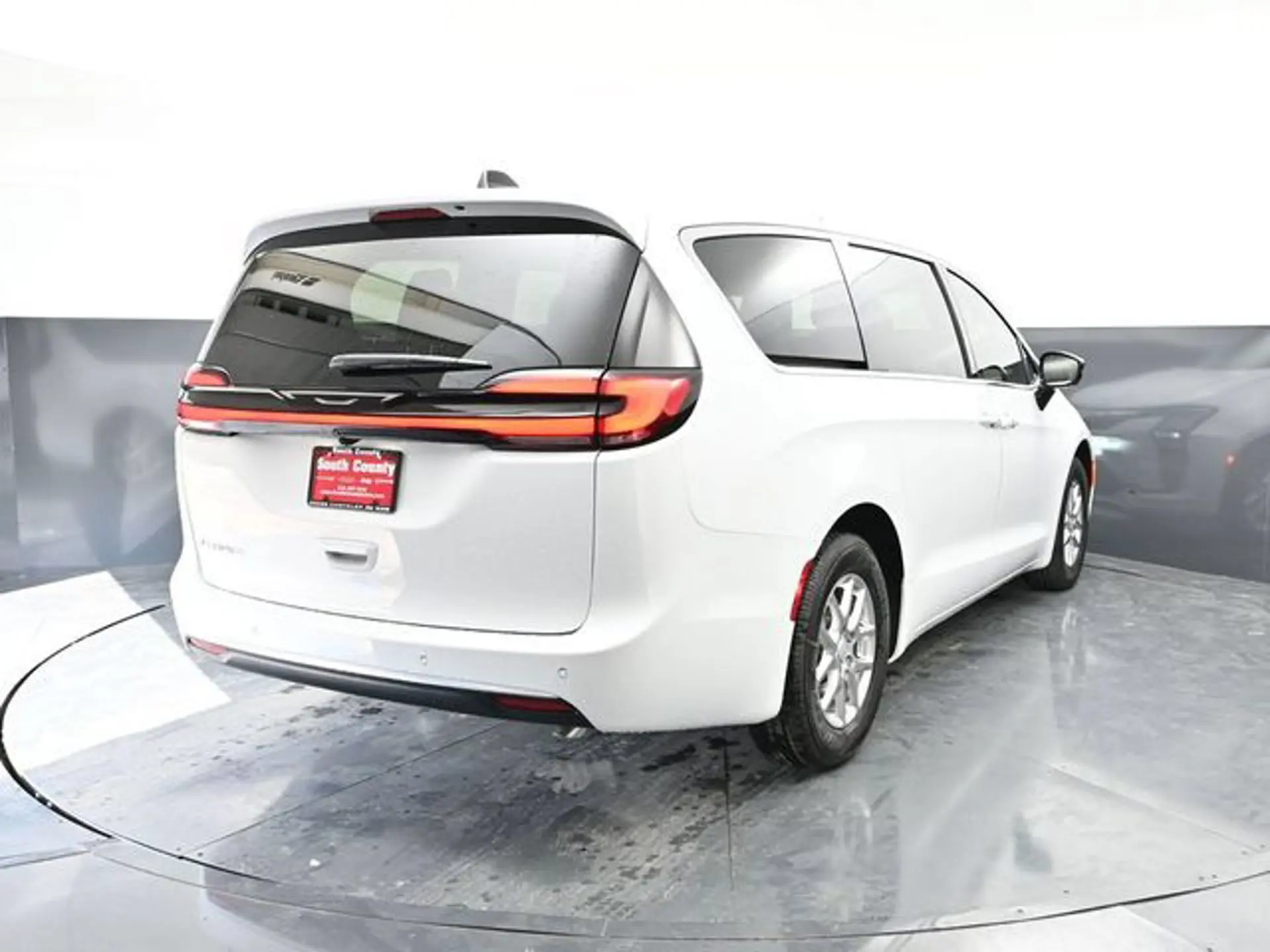 2027 Chrysler Pacifica Select photo 4