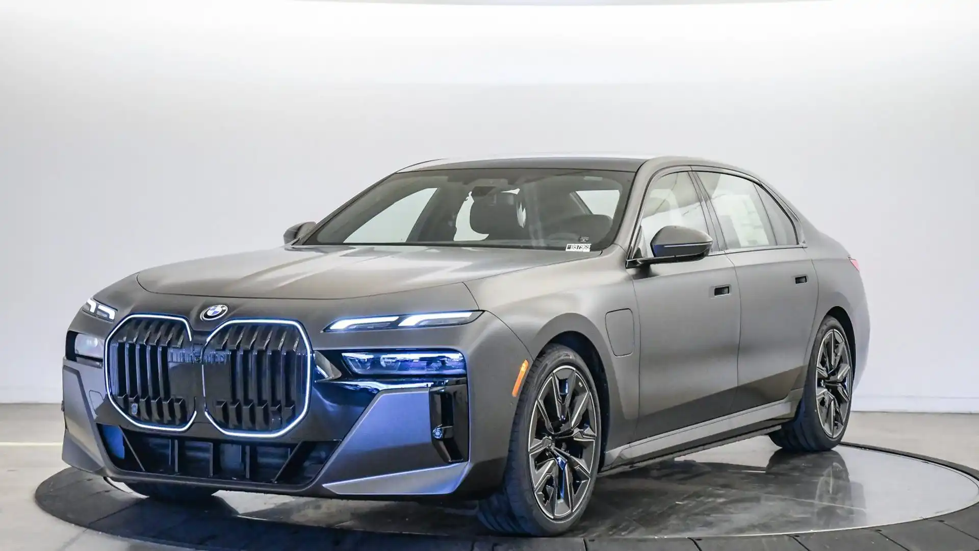 2026 BMW 7 Series 750e xDrive Sedan's photo
