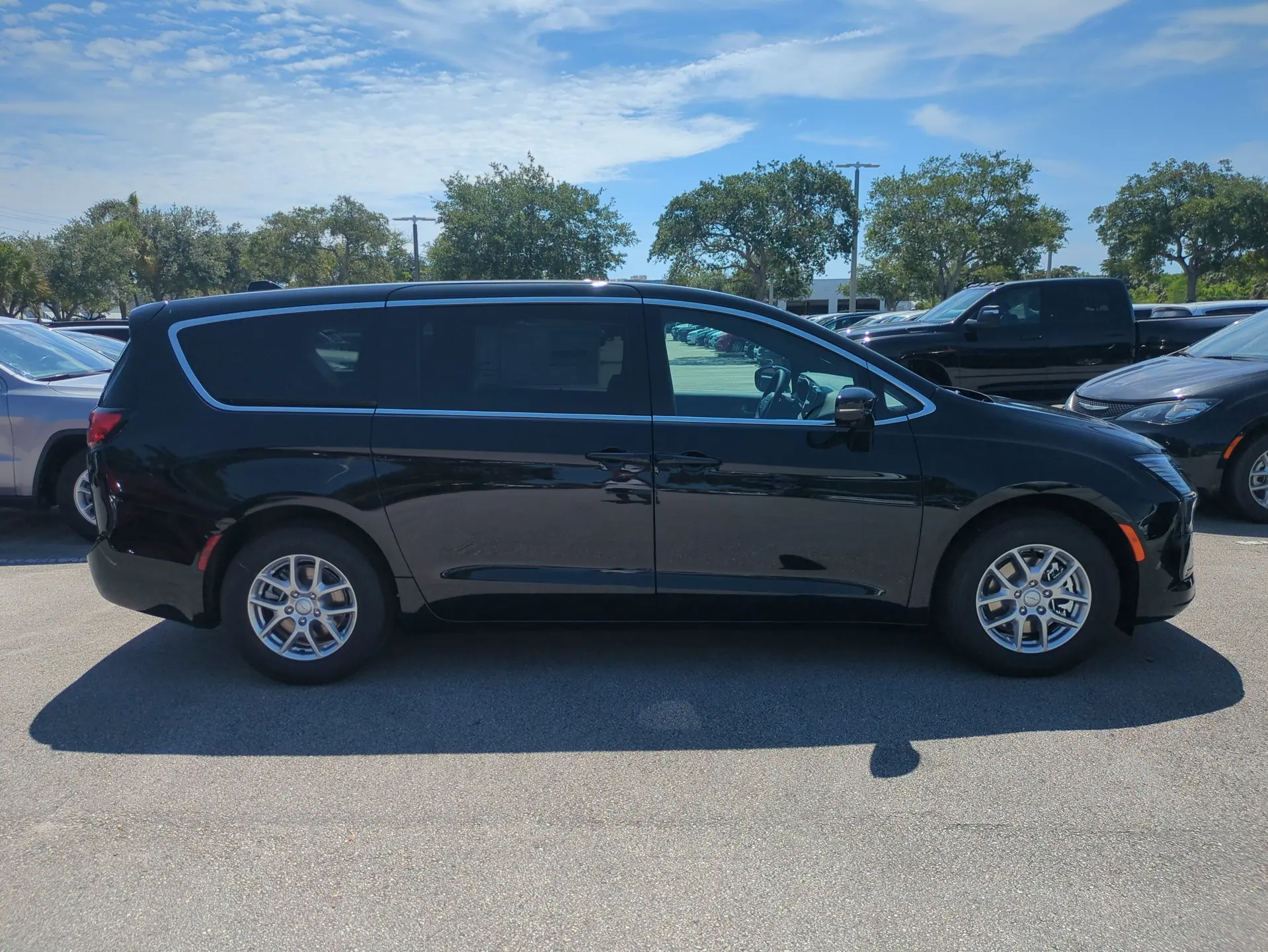 2027 Chrysler Pacifica Select photo 4