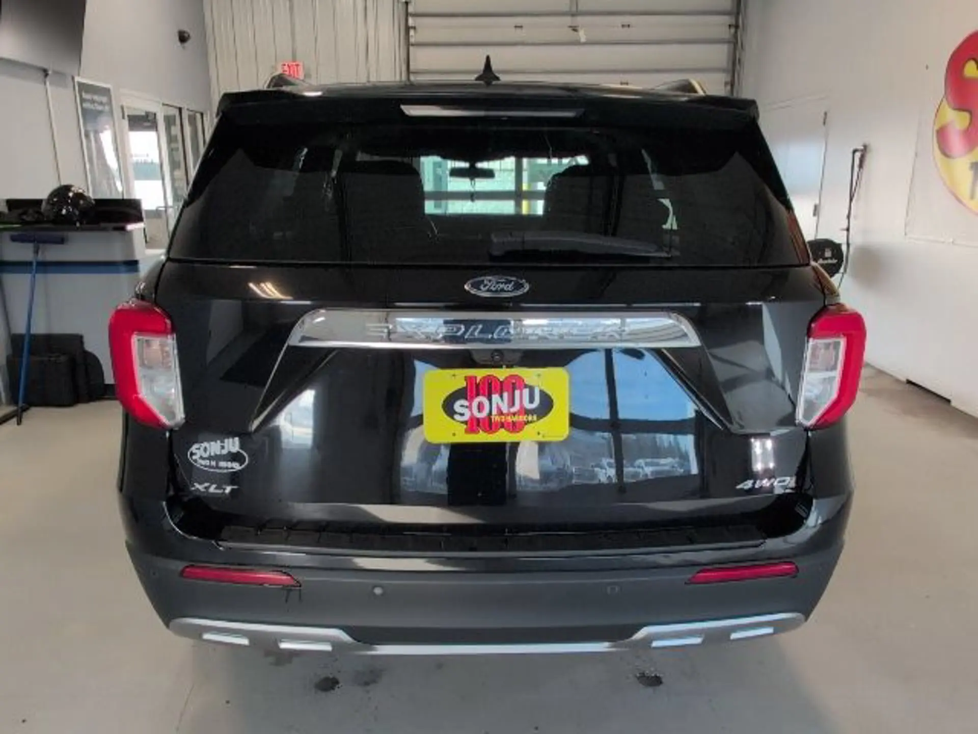 2023 Ford Explorer XLT 4WD photo 4