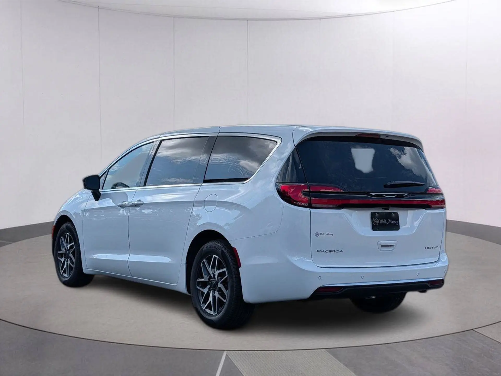 2027 Chrysler Pacifica Limited photo 3