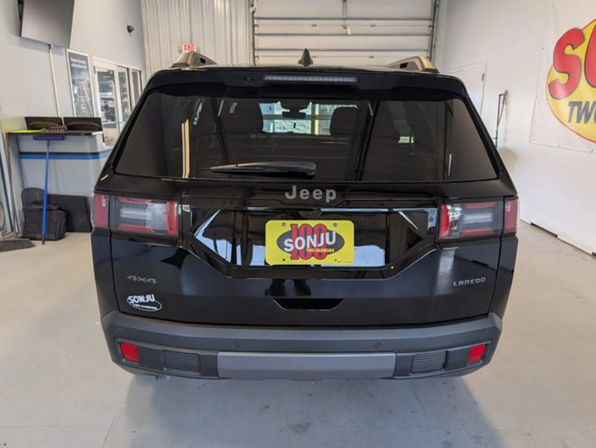 2026 Jeep Cherokee Laredo HEV 4X4 photo 4