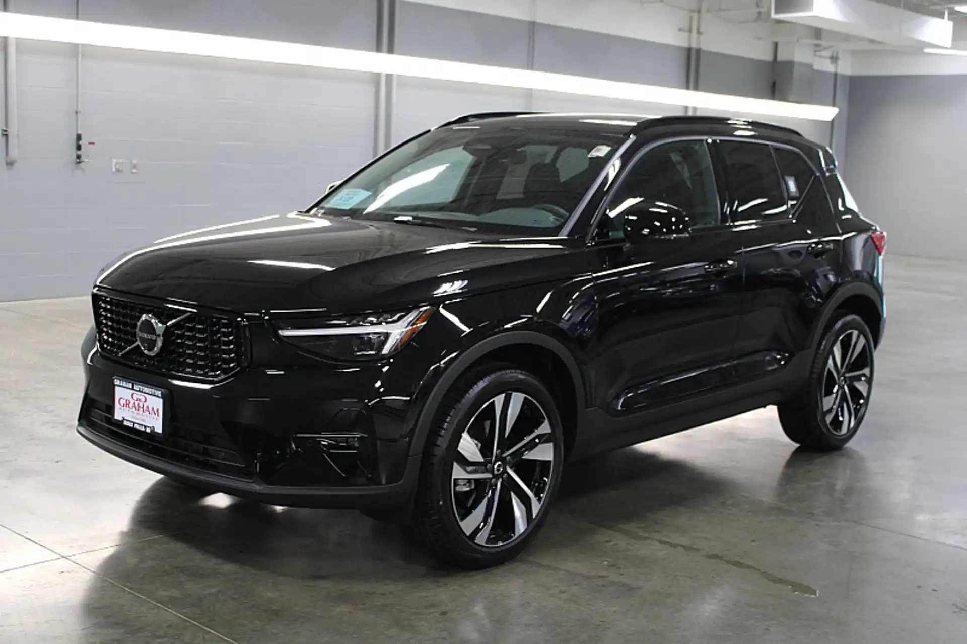 2024 Volvo XC40 B5 Plus Dark AWD's photo