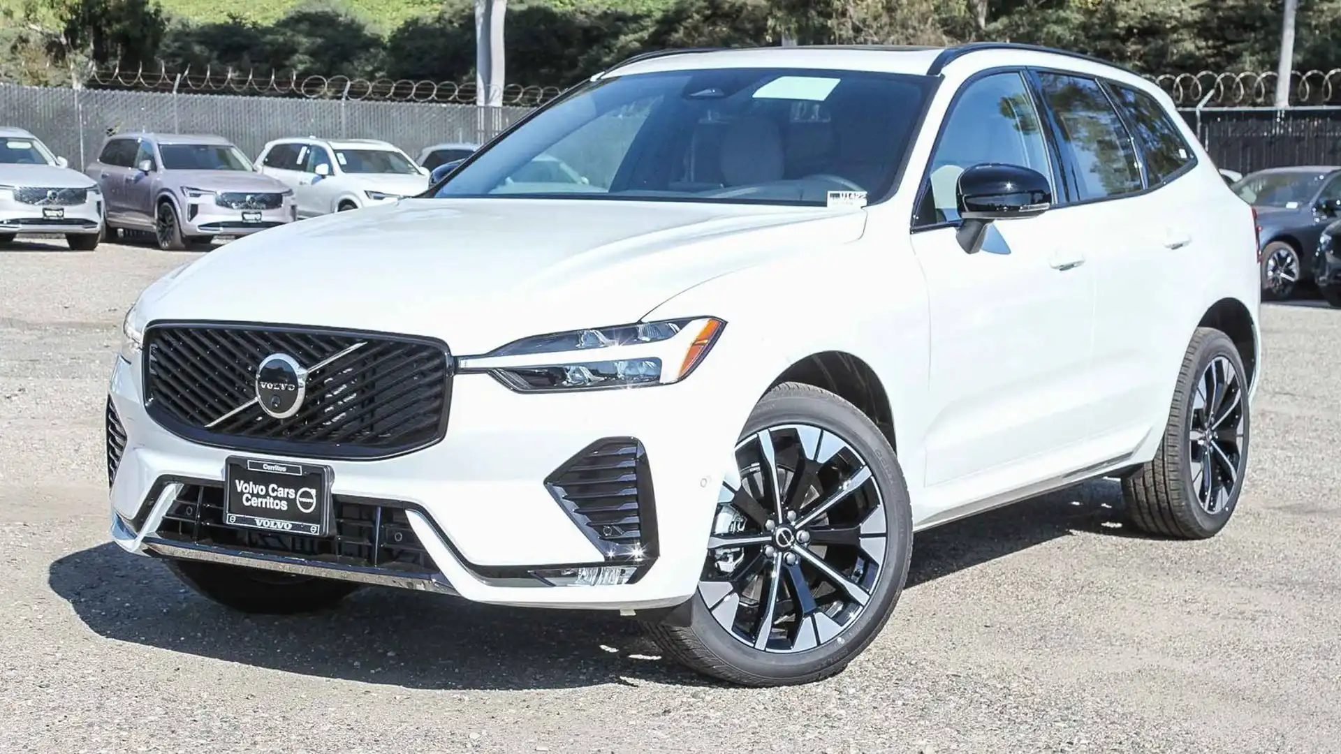 2026 Volvo XC60 B5 Plus Dark AWD's photo