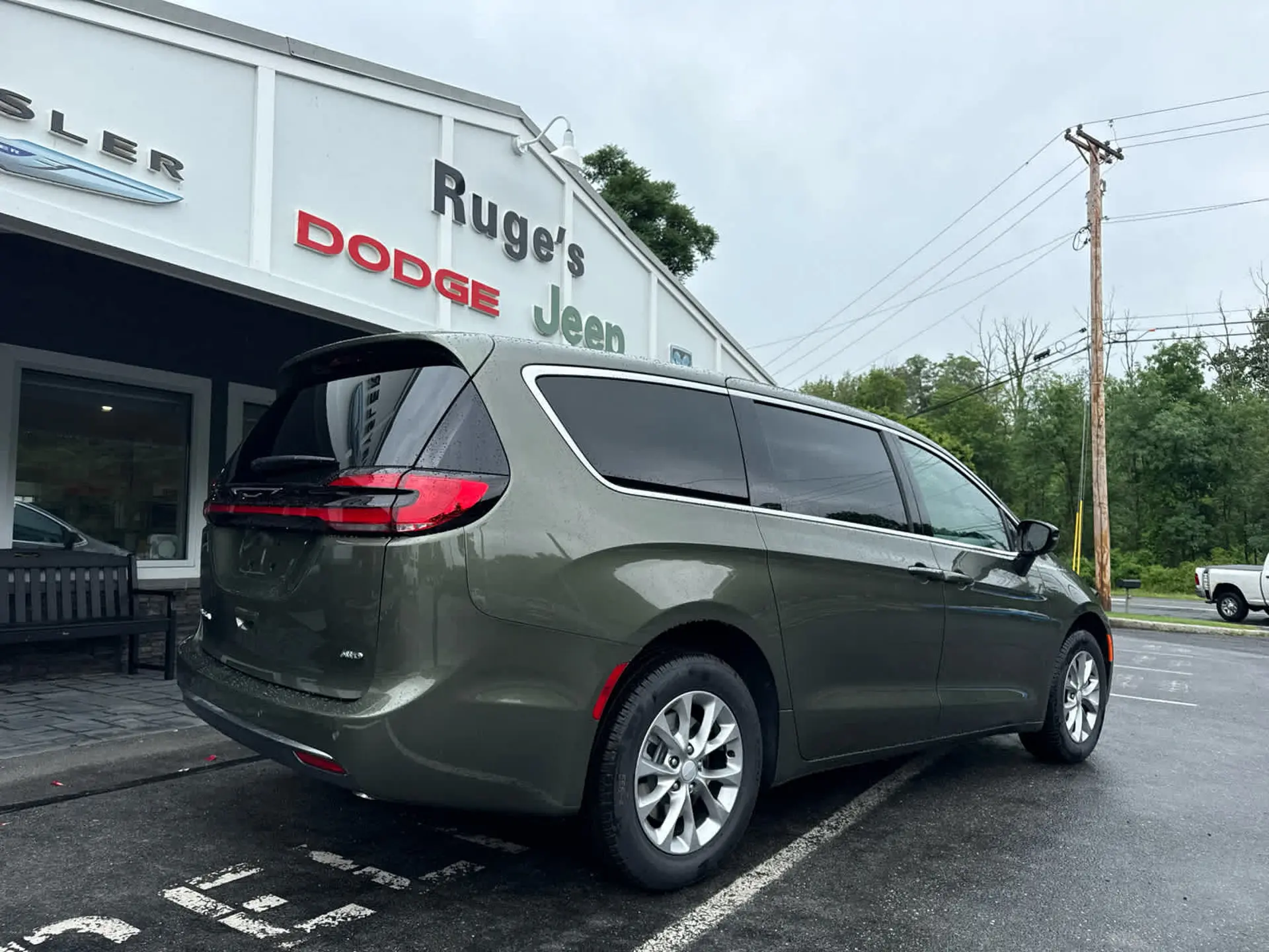 2027 Chrysler Pacifica Select AWD photo 3