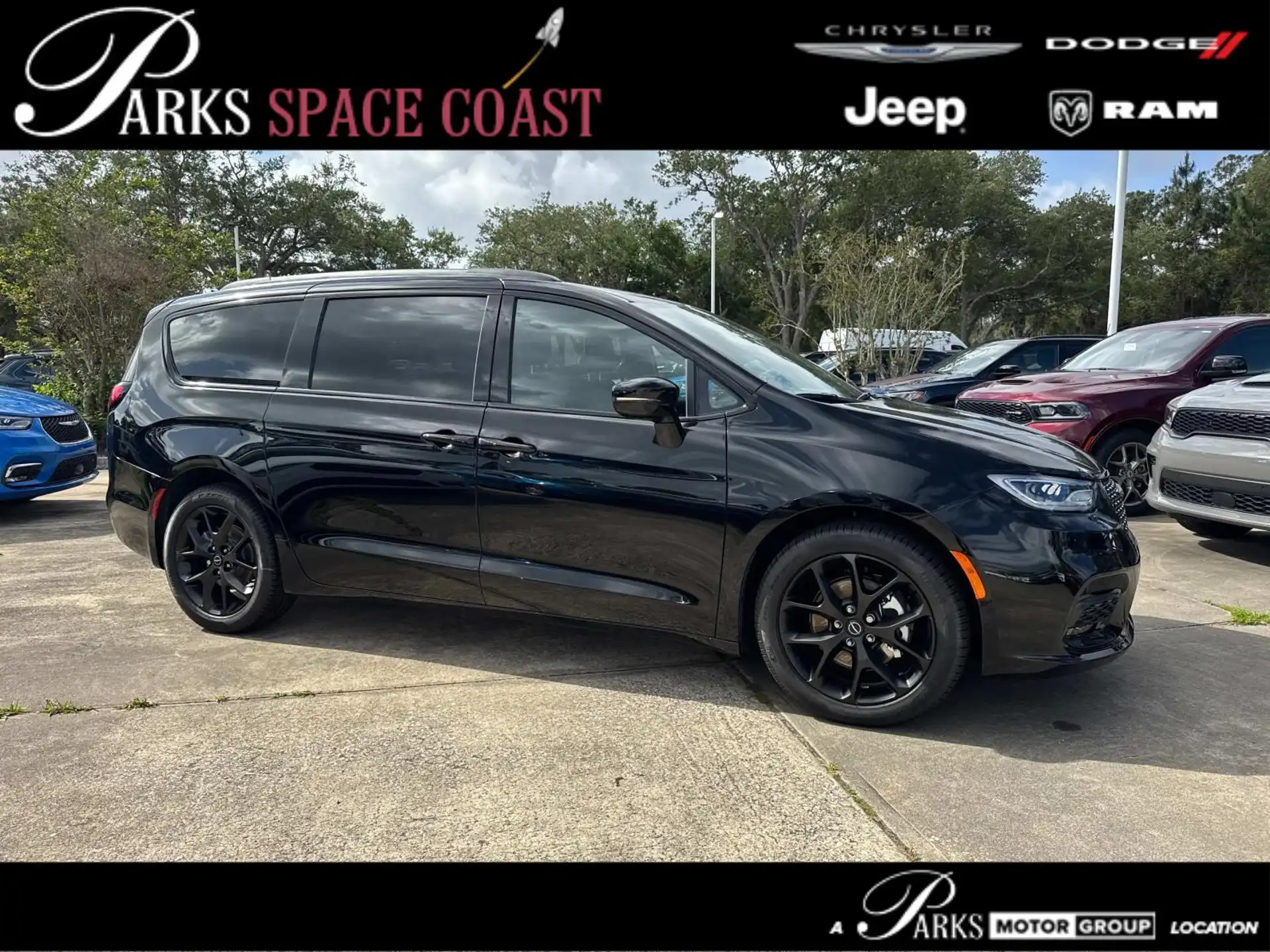 2026 Chrysler Pacifica Select's photo