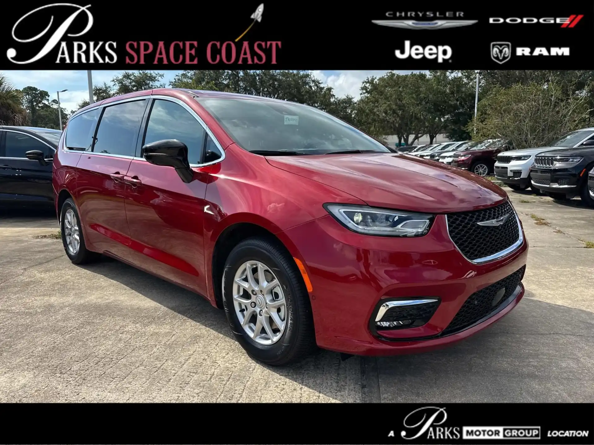 2026 Chrysler Pacifica Select's photo