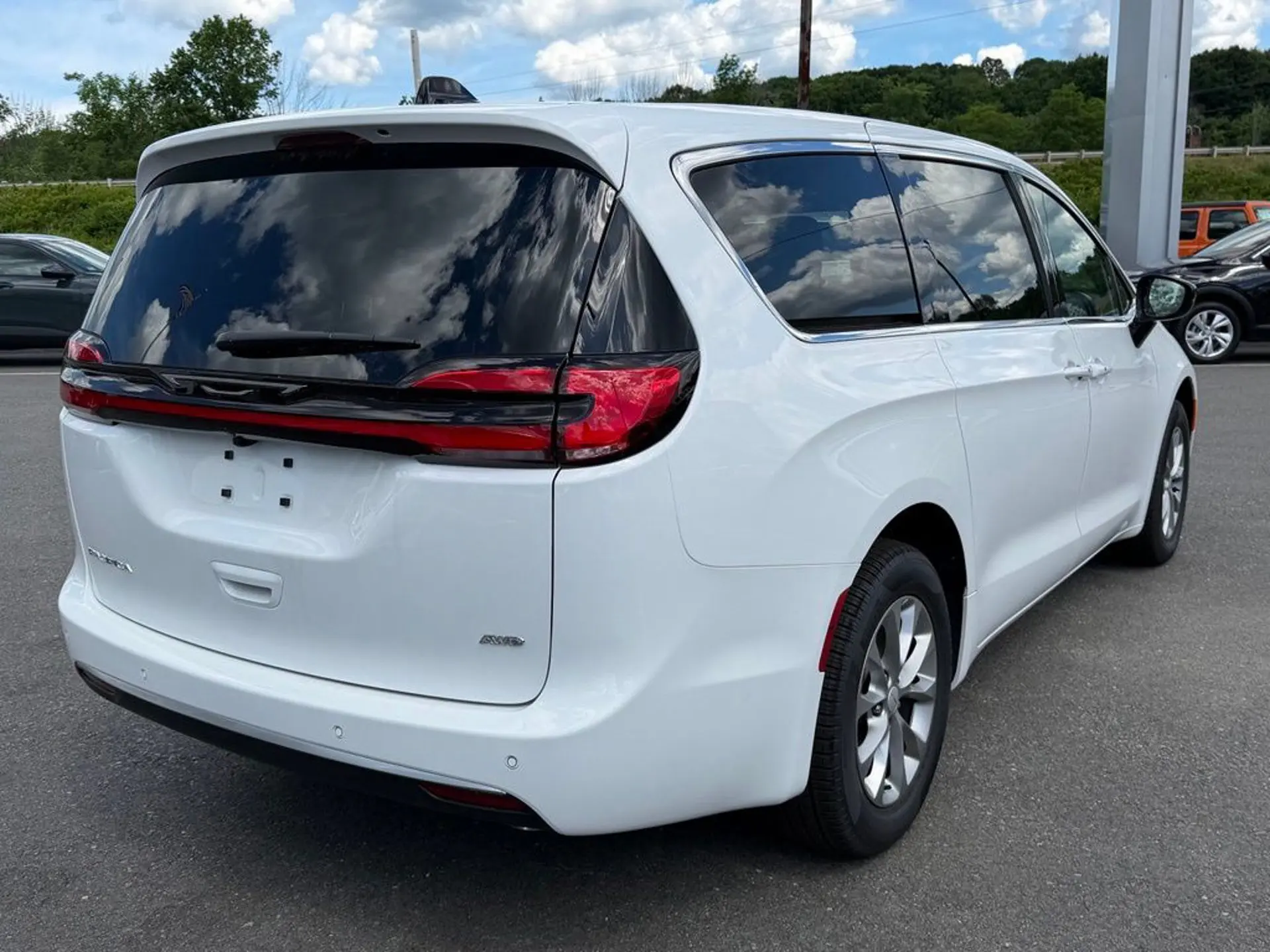 2027 Chrysler Pacifica Select AWD photo 4