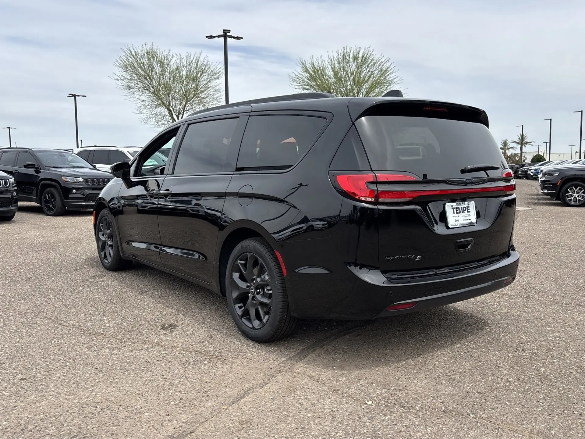 2026 Chrysler Pacifica Select photo 3