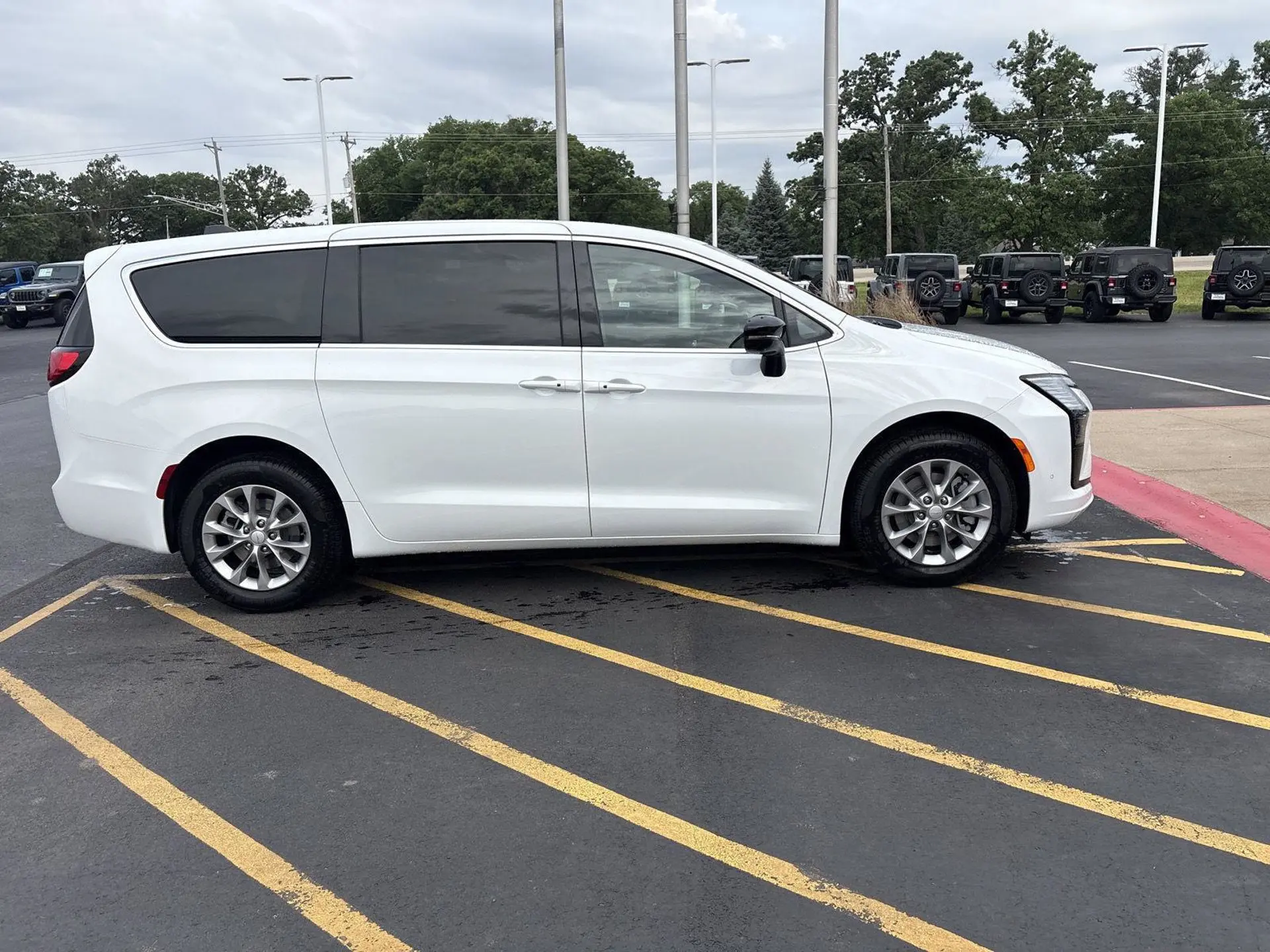 2027 Chrysler Pacifica Select AWD photo 4