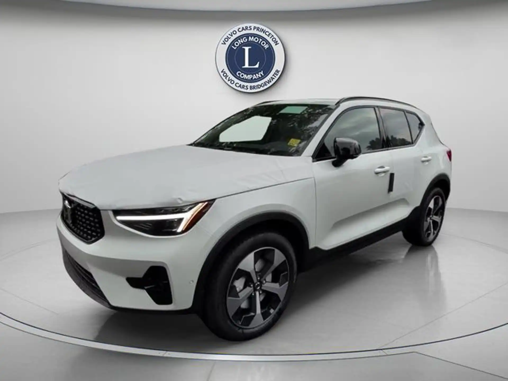 2026 Volvo XC40 B5 Plus Dark AWD's photo