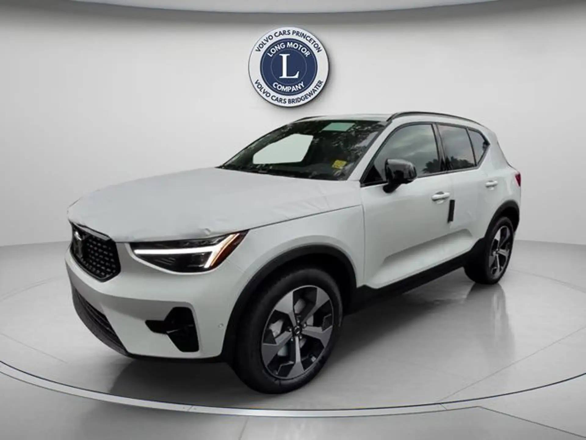 2026 Volvo XC40 B5 Plus Dark AWD's photo