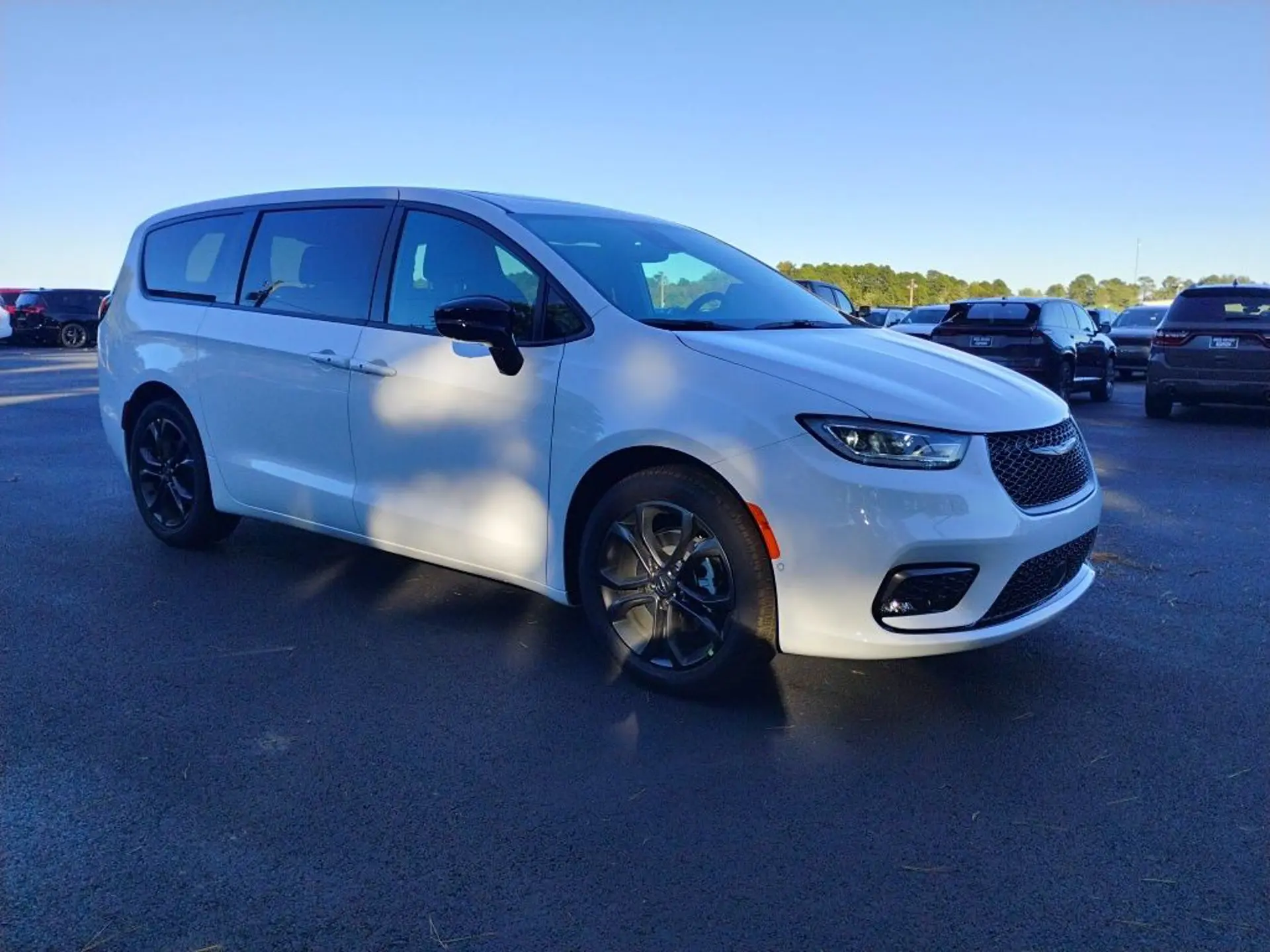 2026 Chrysler Pacifica Select photo 3