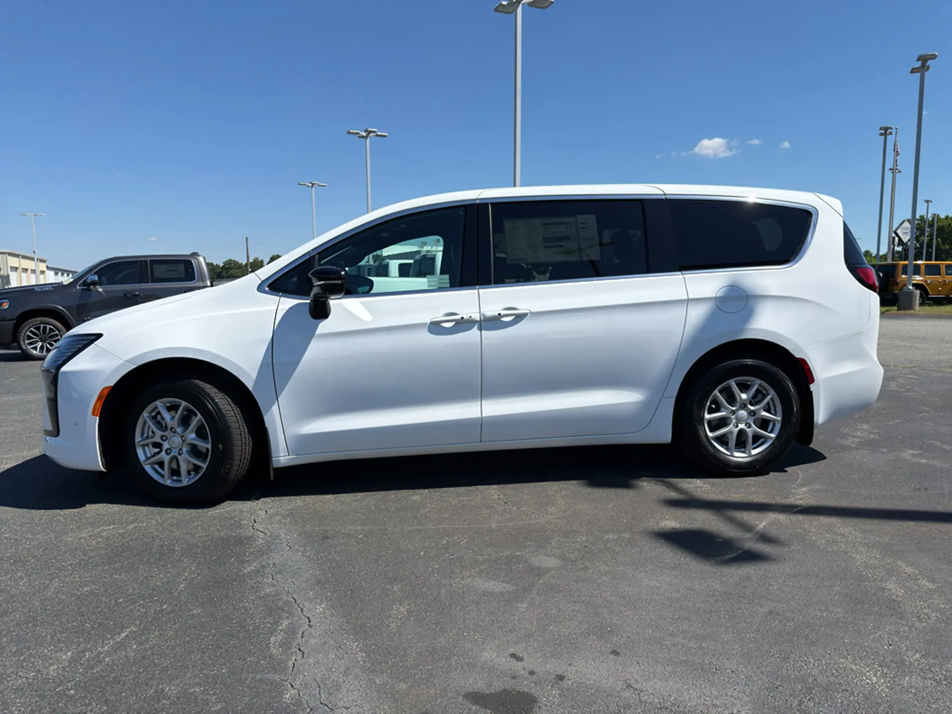 2027 Chrysler Pacifica Select photo 4