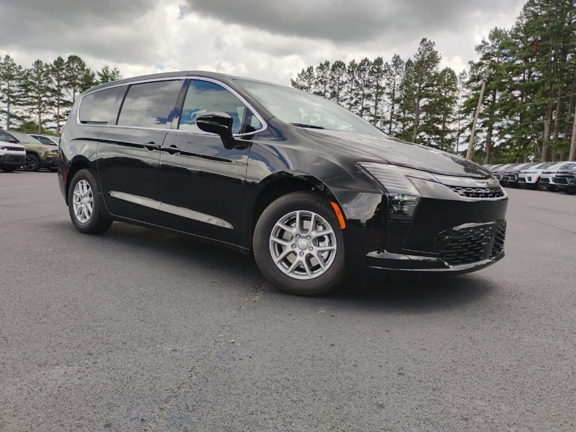 2027 Chrysler Pacifica Select photo 3
