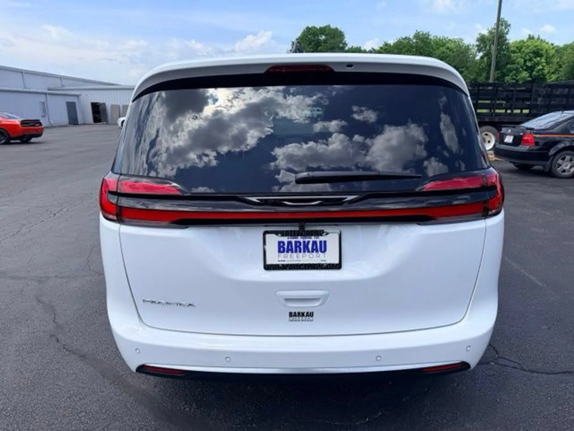 2027 Chrysler Pacifica Select photo 4