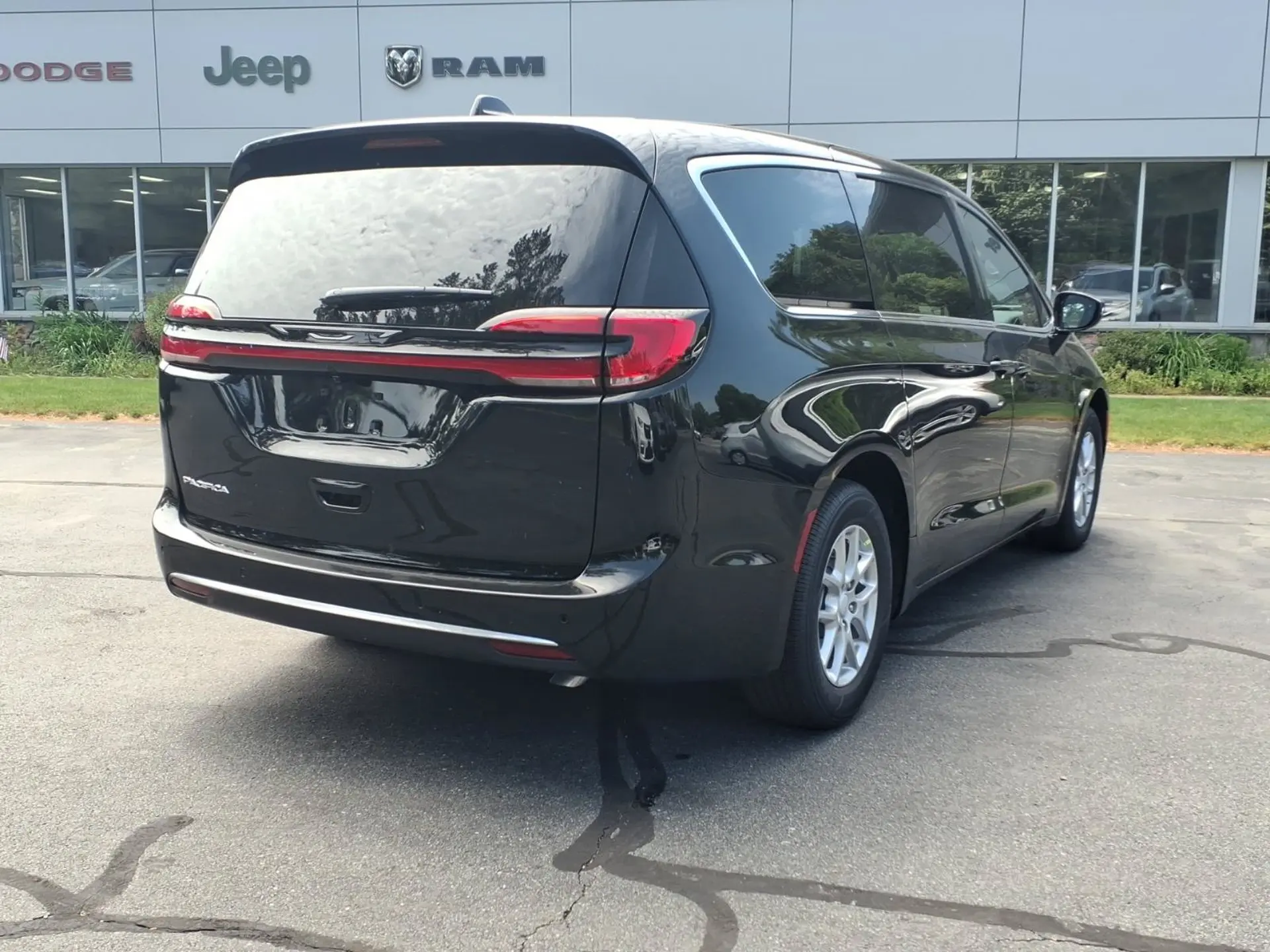 2027 Chrysler Pacifica Select photo 5