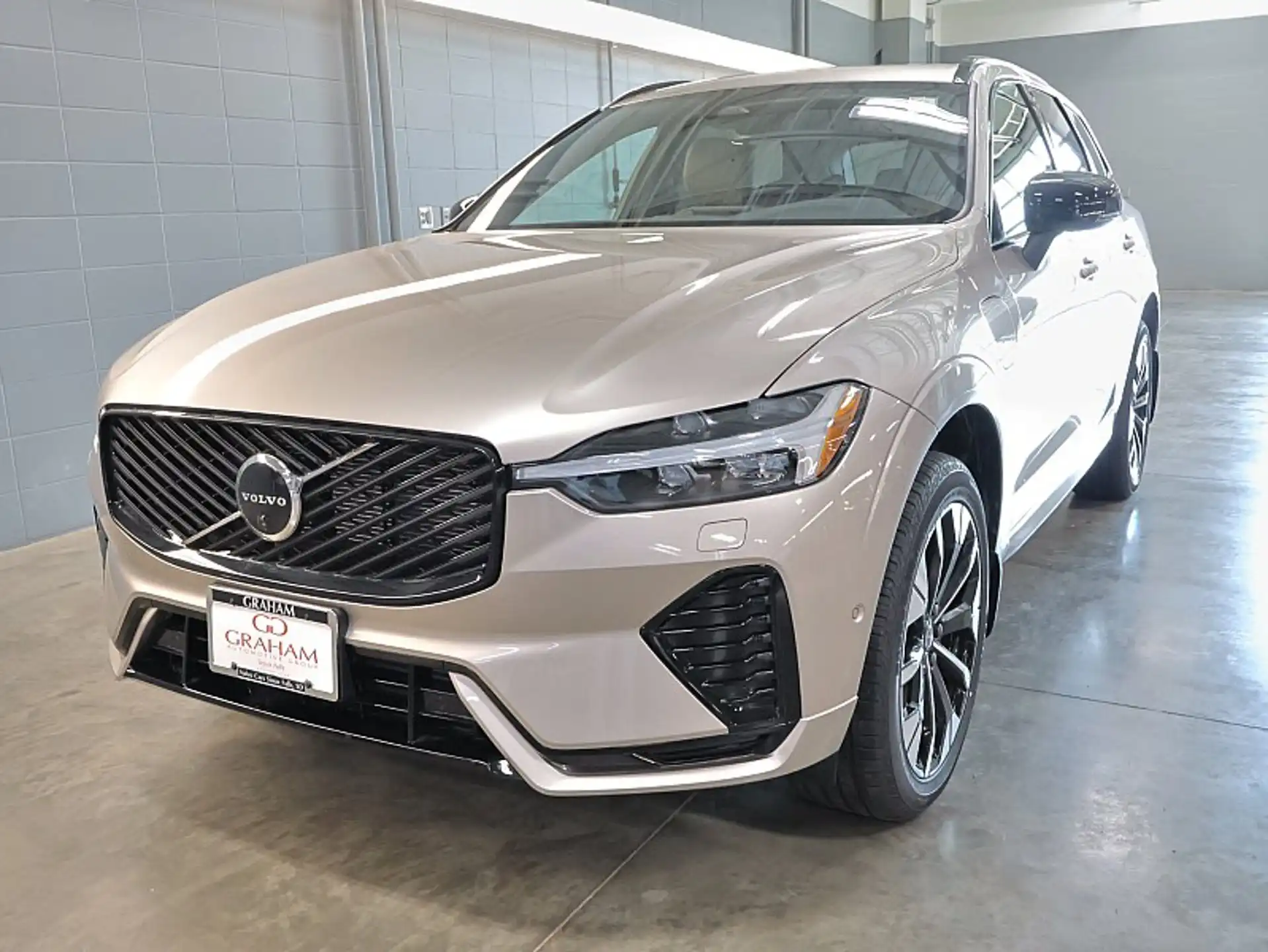 2026 Volvo XC60 T8 Plus Dark AWD's photo