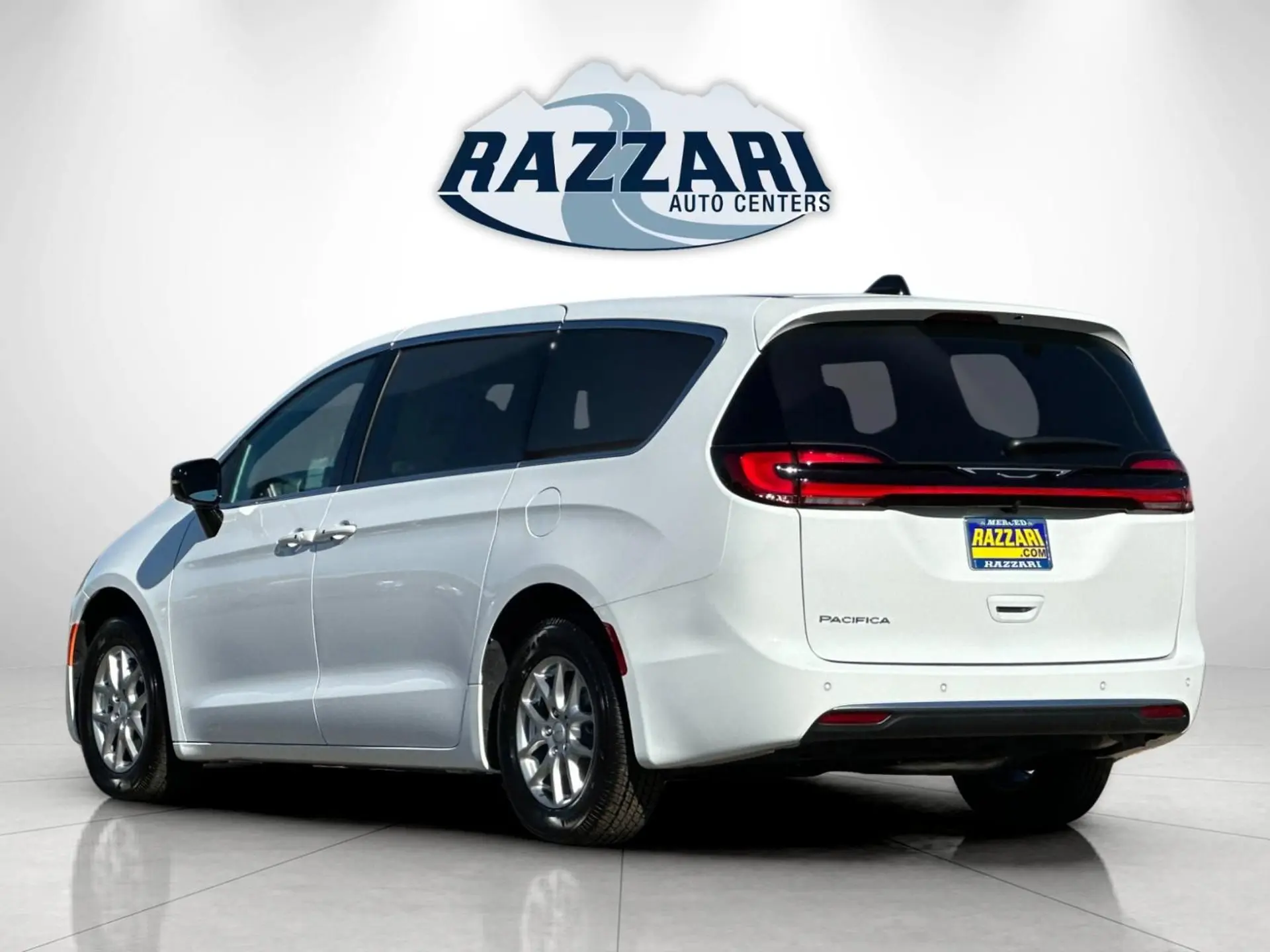 2027 Chrysler Pacifica Select photo 5