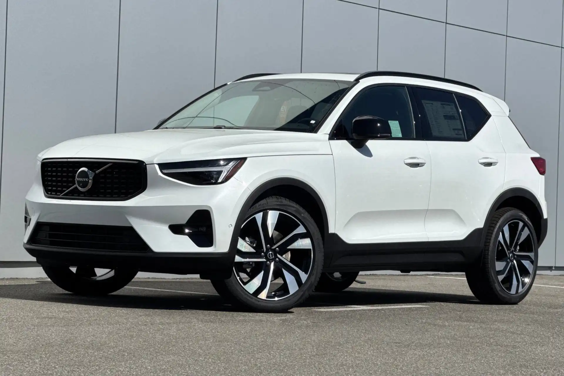 2026 Volvo XC40 B5 Ultra Dark AWD's photo