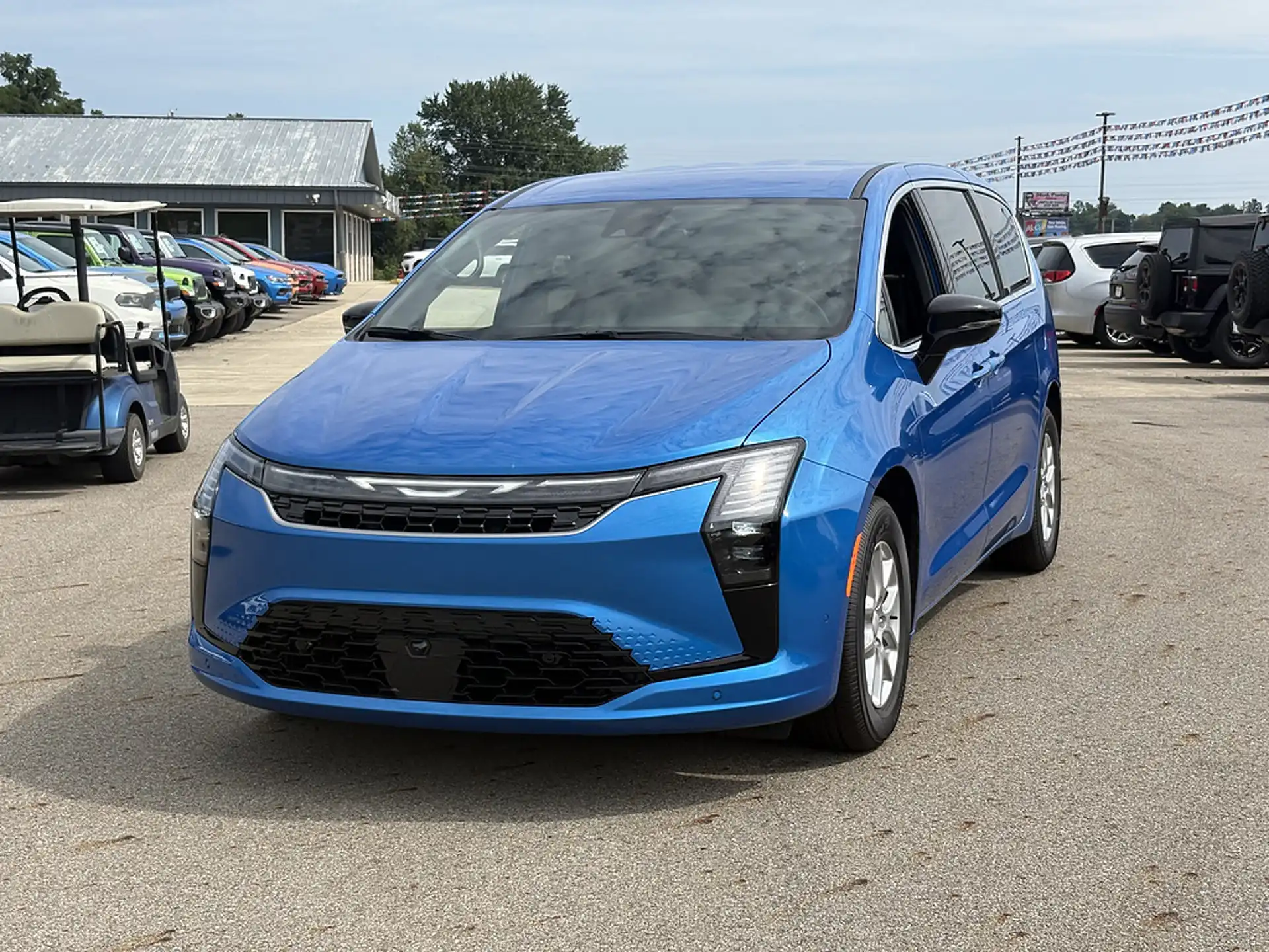 2027 Chrysler Pacifica Select's photo