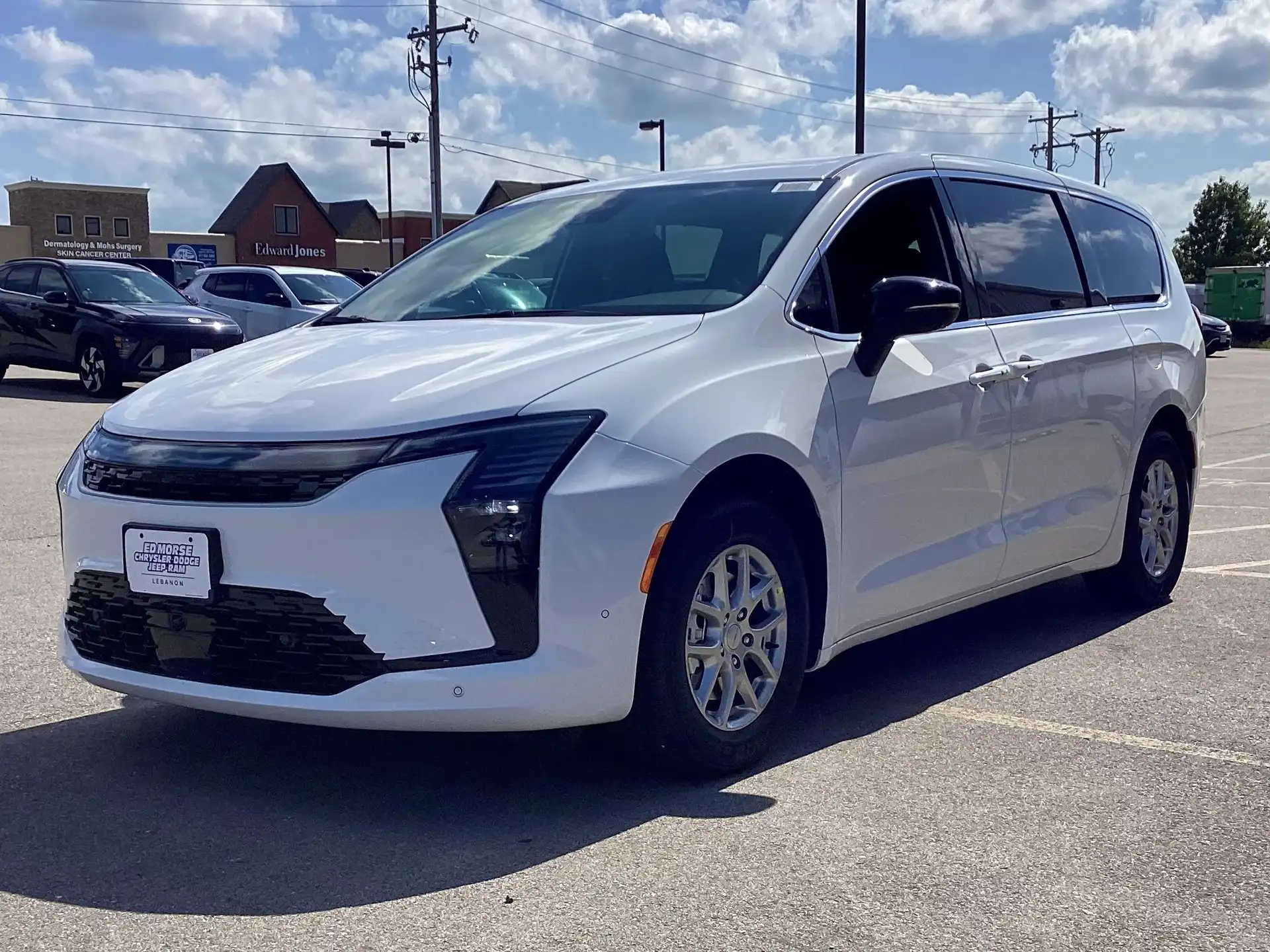 2027 Chrysler Pacifica Select's photo